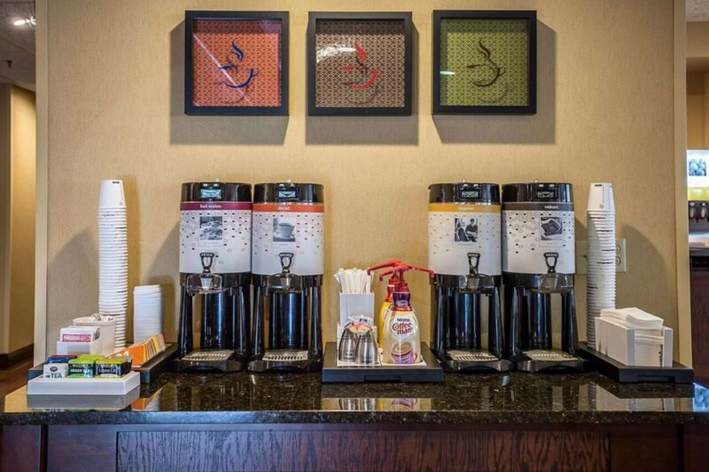 Dining area in Hampton Inn Somerset