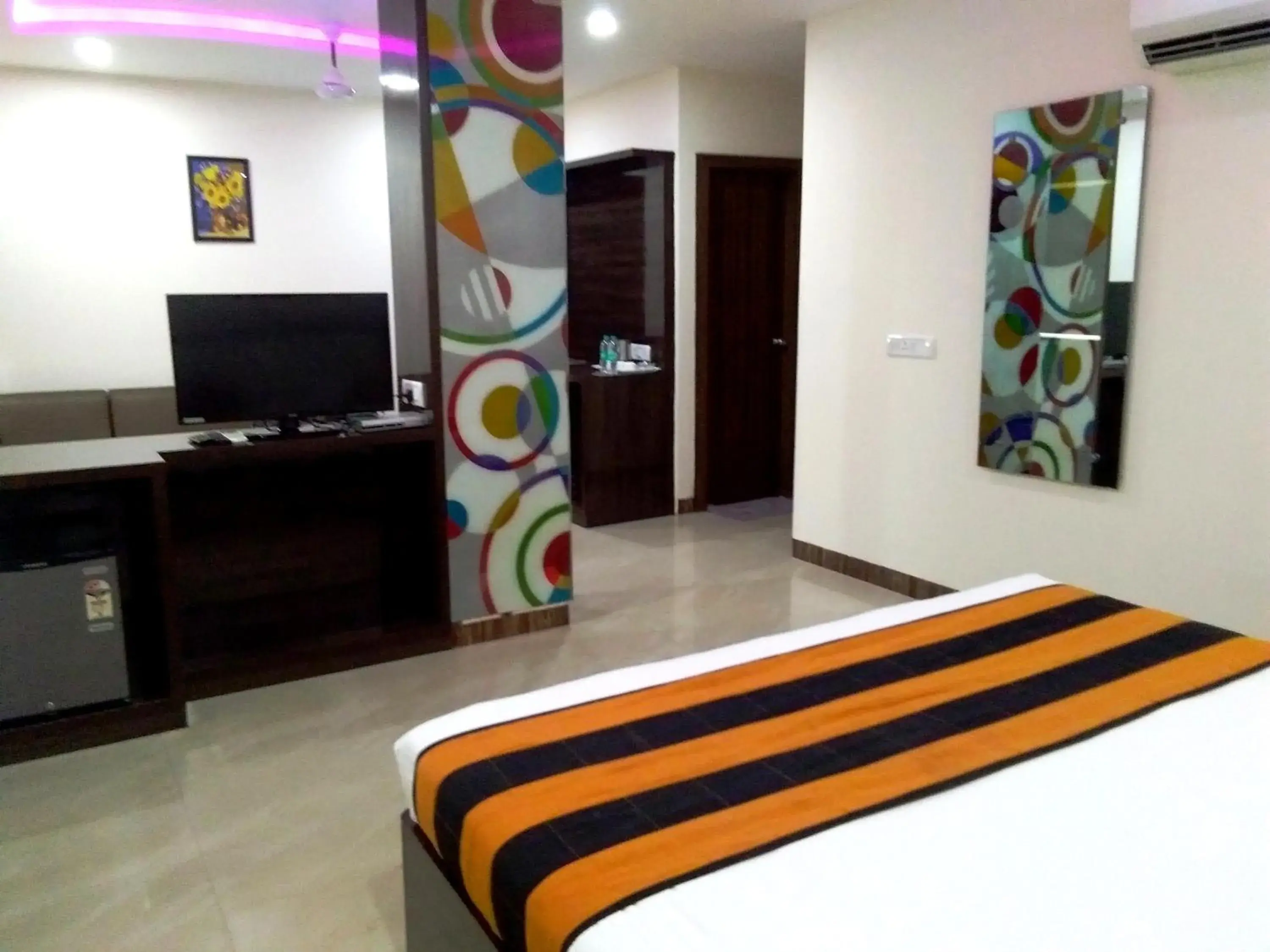 Bedroom, TV/Entertainment Center in Hotel Karan Vilas