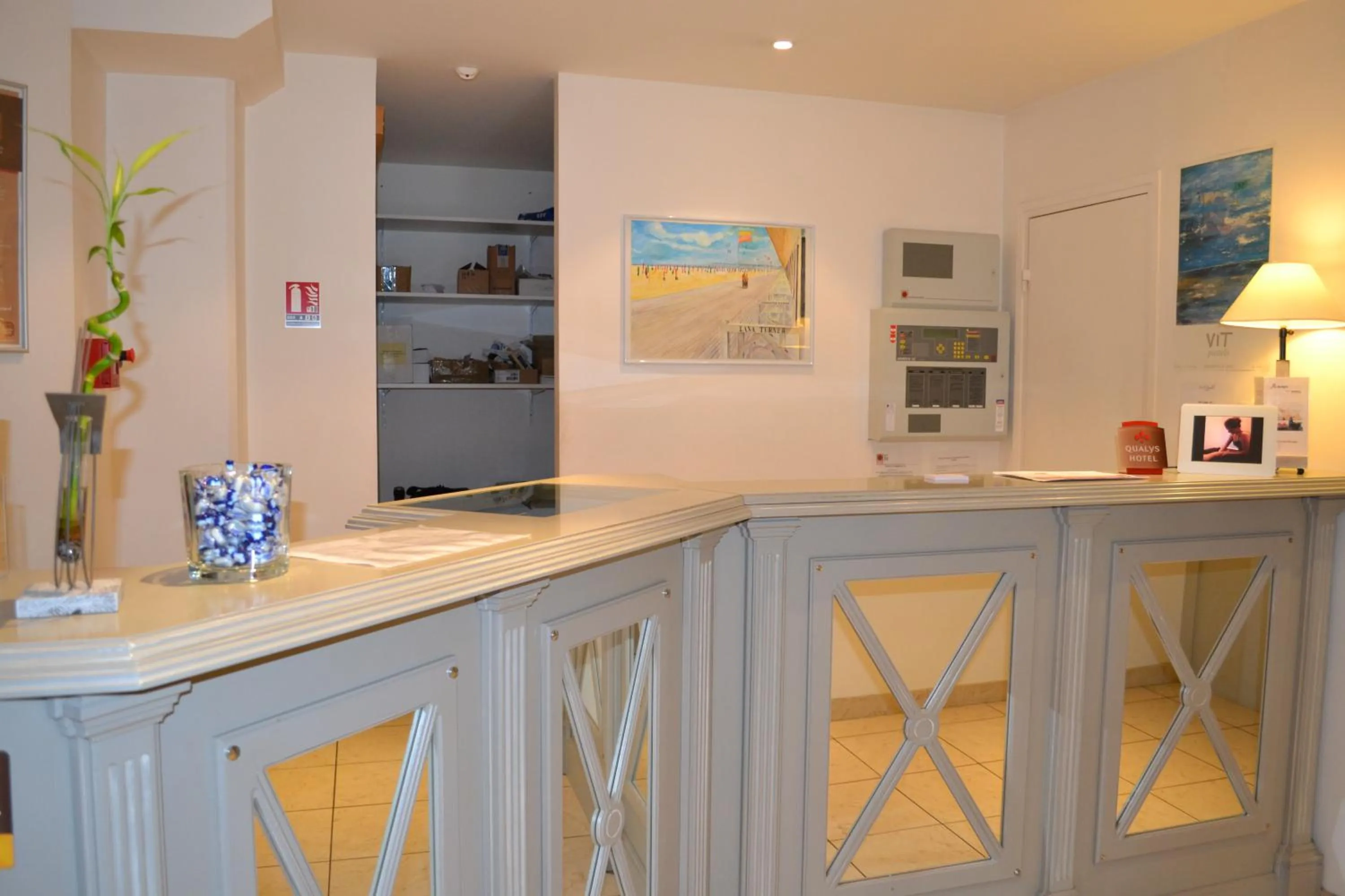 Lobby or reception in Almoria Hôtel & SPA