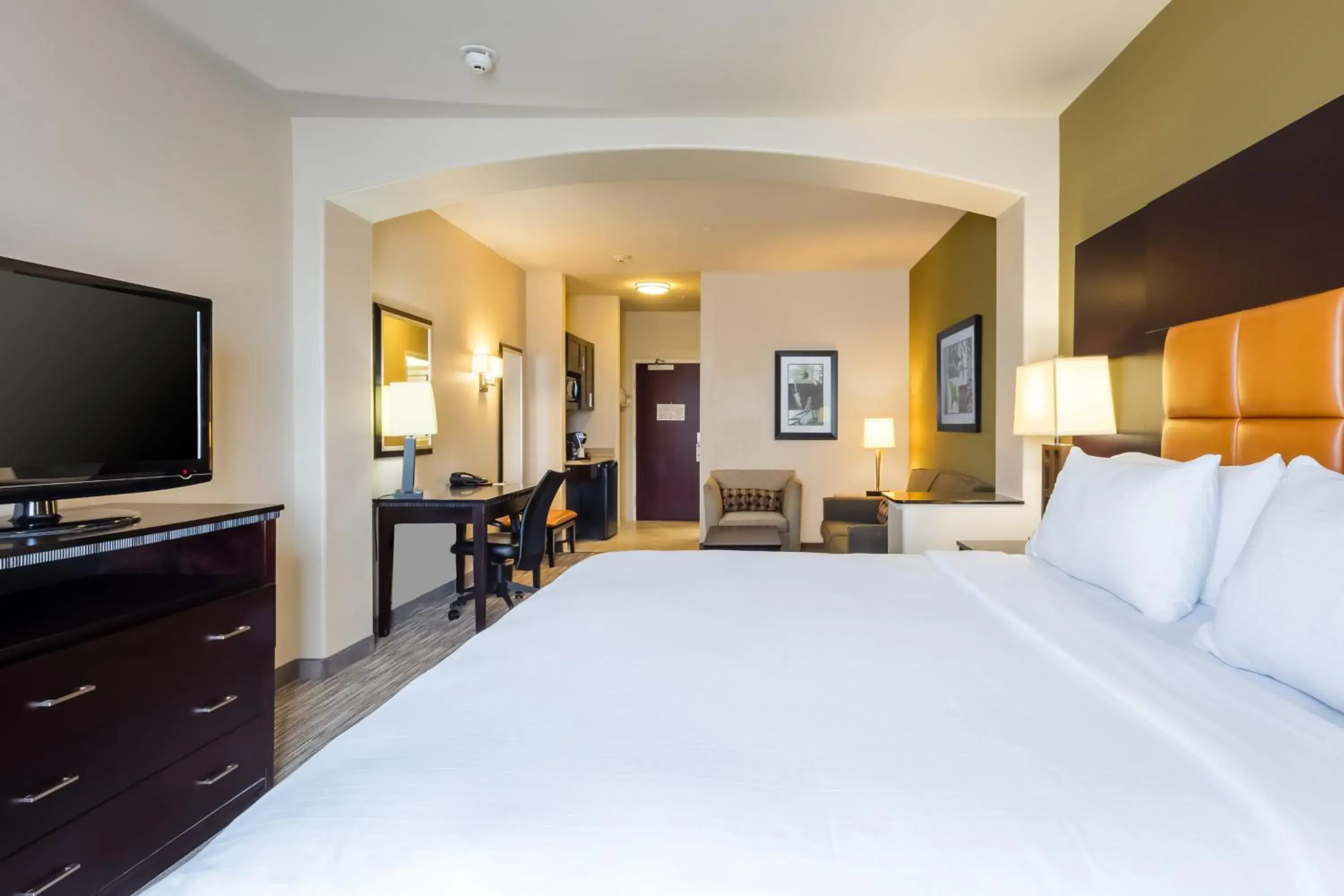 Photo of the whole room, Bed in Holiday Inn Express Hotel & Suites Dallas West