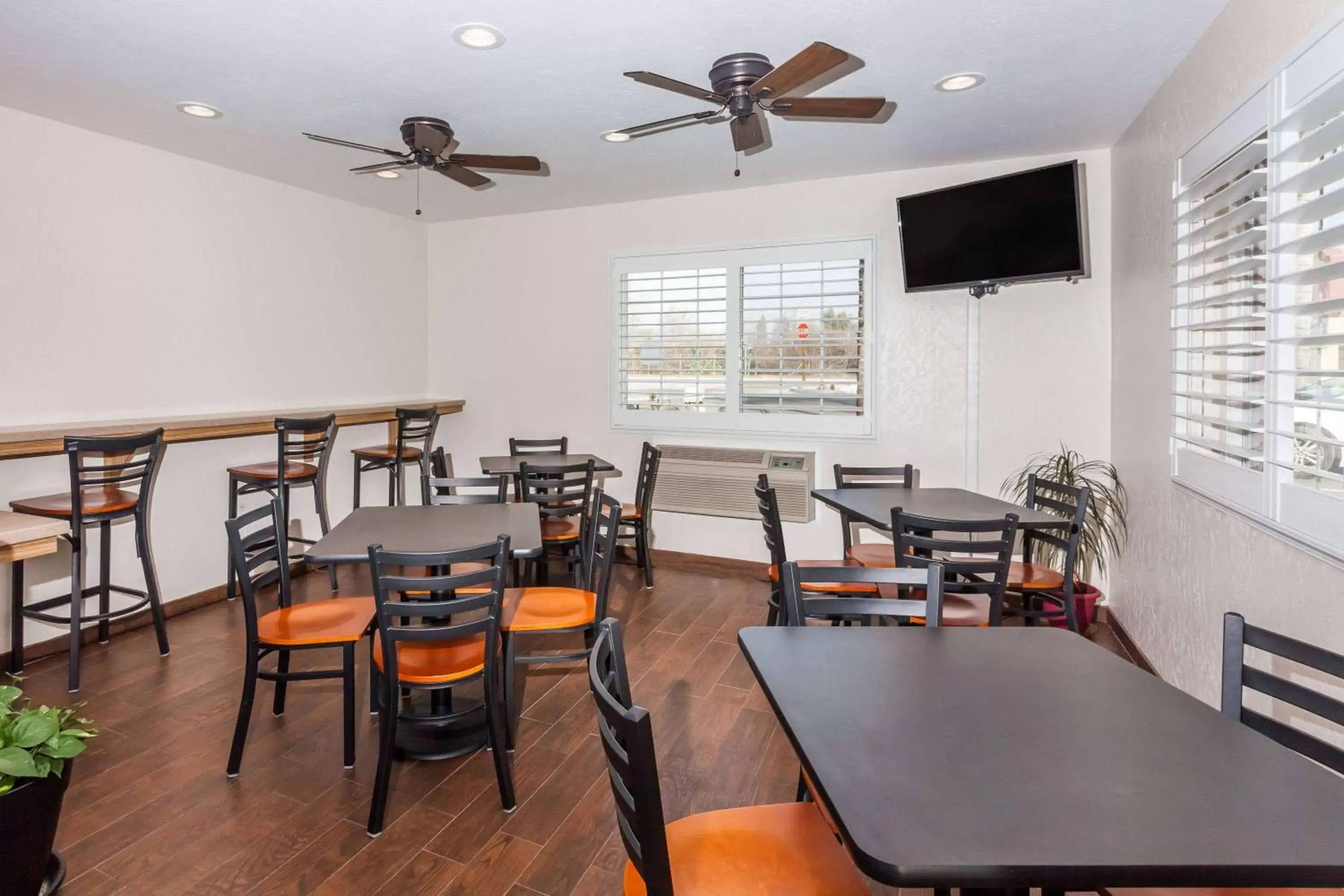 Property building, Restaurant/Places to Eat in Super 8 by Wyndham Visalia