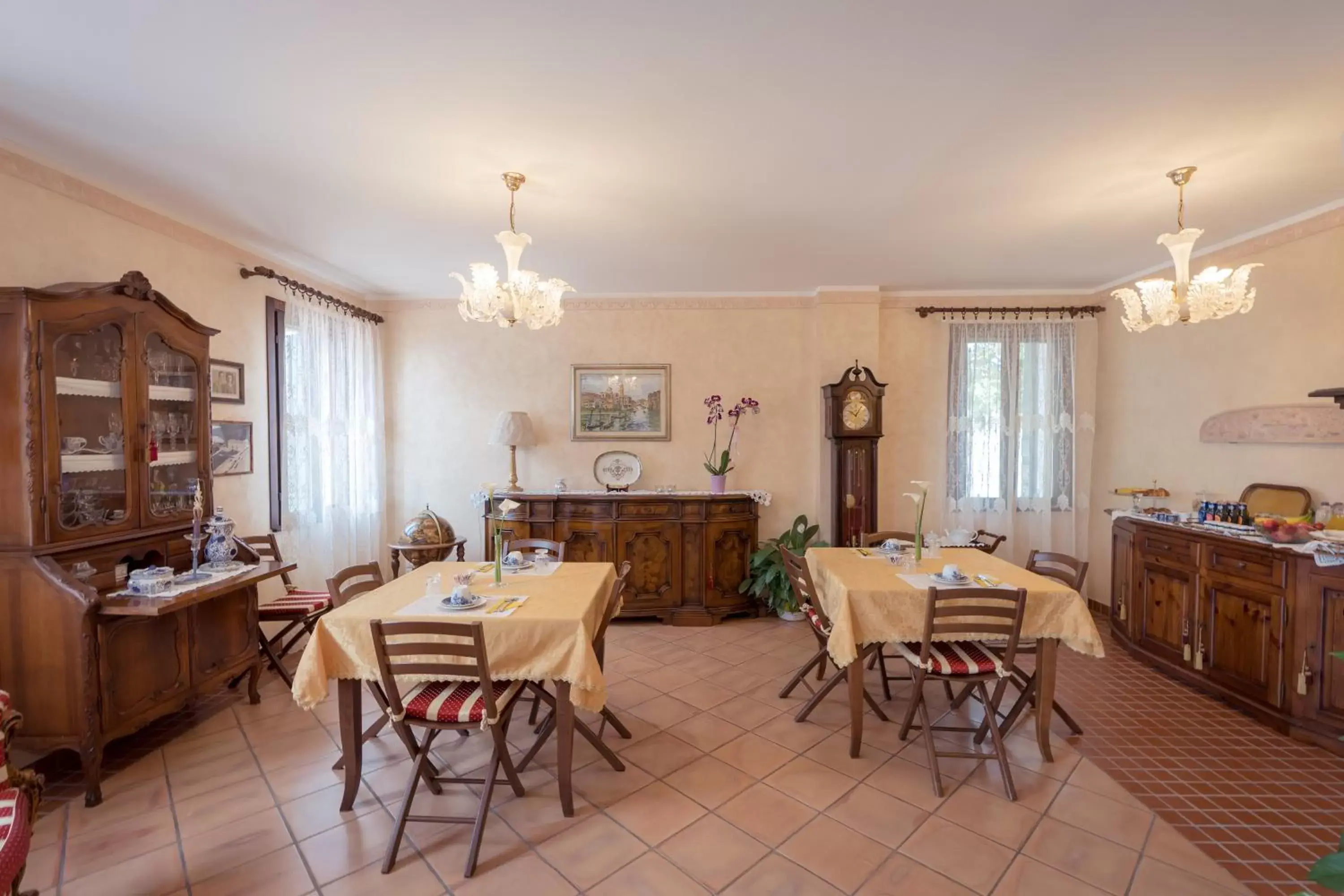 Communal lounge/ TV room, Restaurant/Places to Eat in B&B Corte Burchio