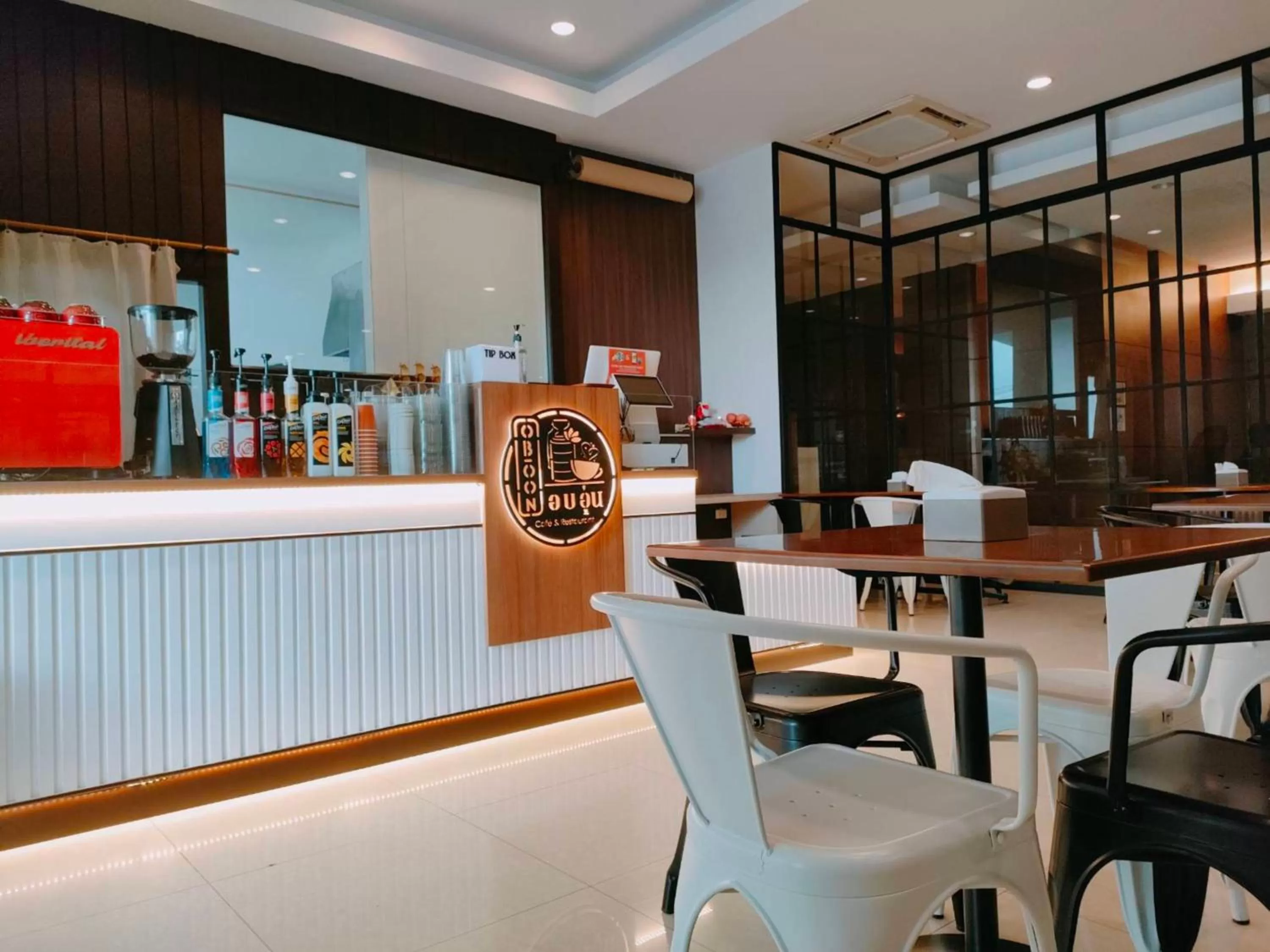 Food and drinks in At 115 Hotel By Rompo