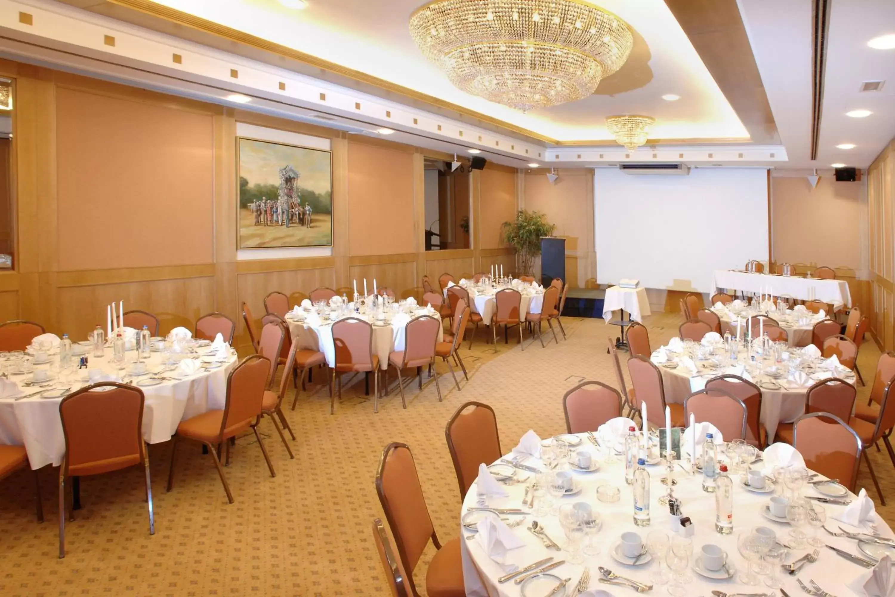 Banquet/Function facilities, Restaurant/Places to Eat in Hotel Le Chatelain
