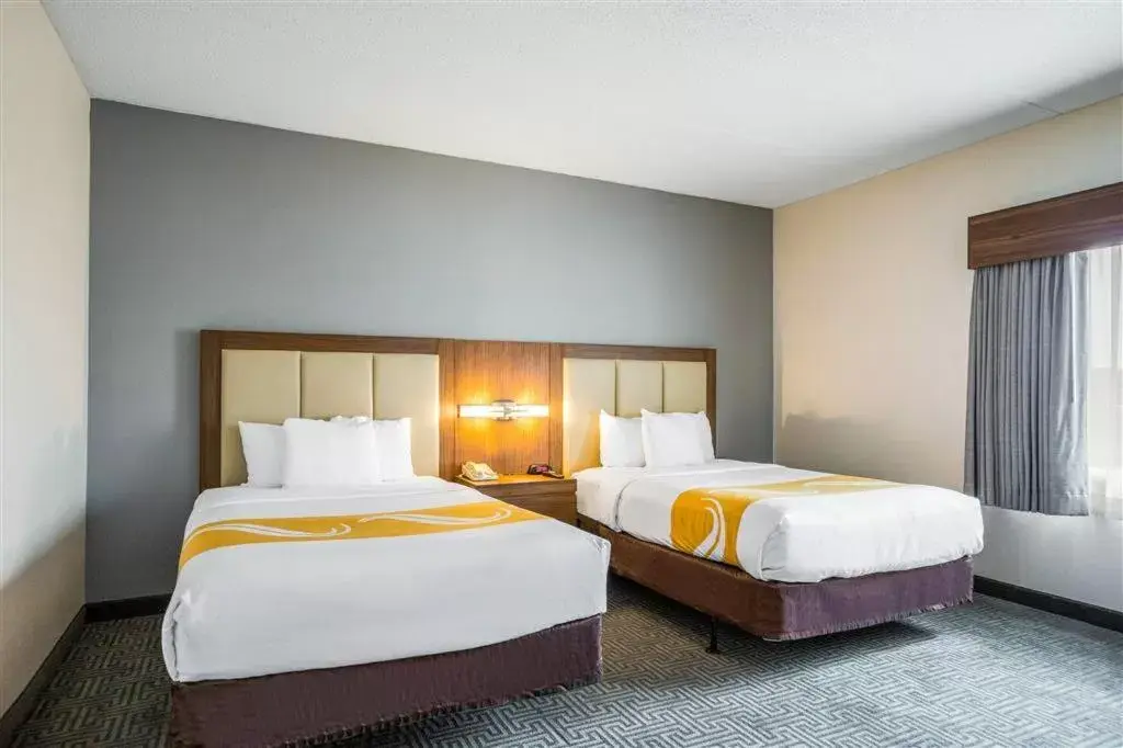 Bedroom, Bed in Quality Suites Hotel - Lansing