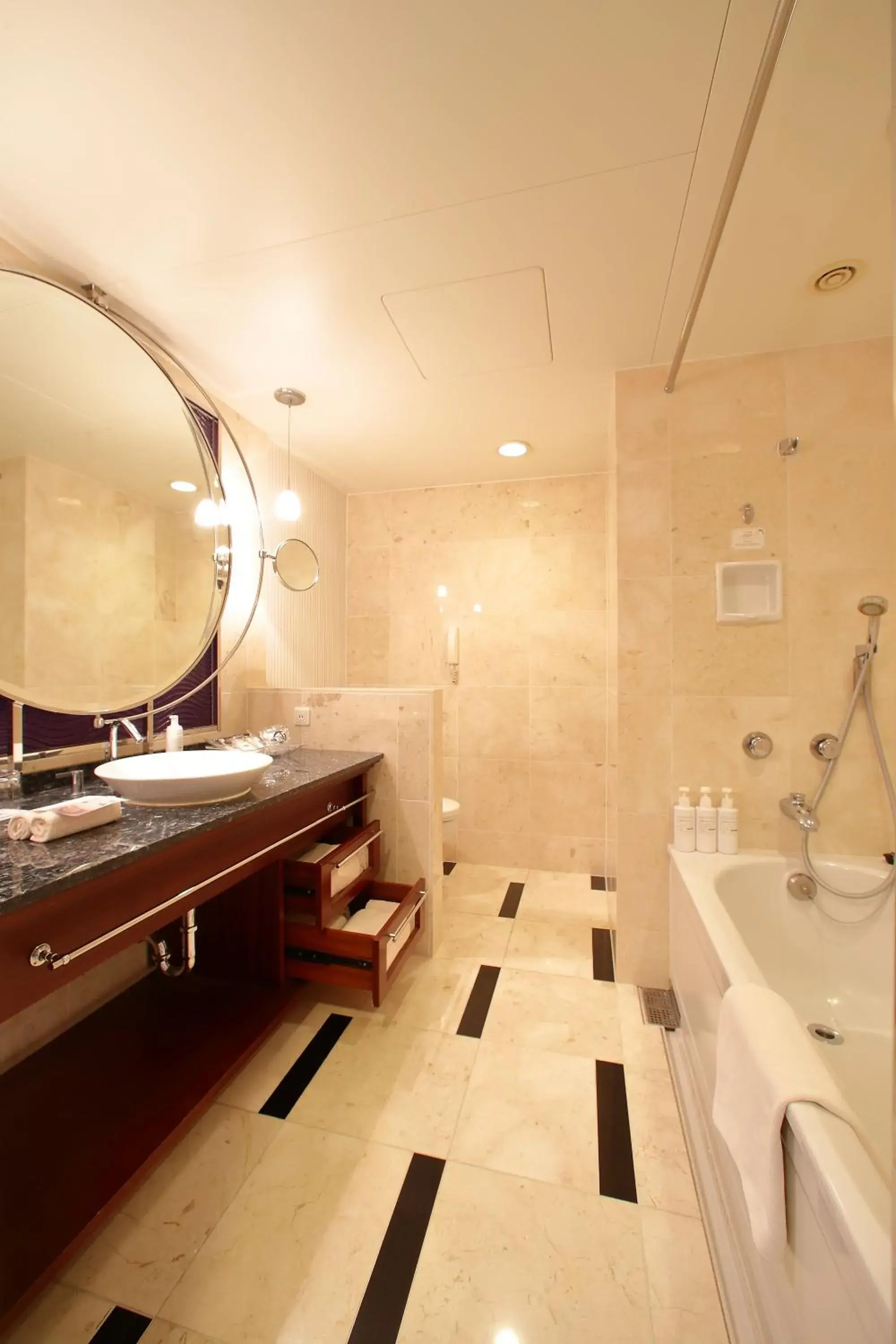 Photo of the whole room, Bathroom in Kobe Meriken Park Oriental Hotel