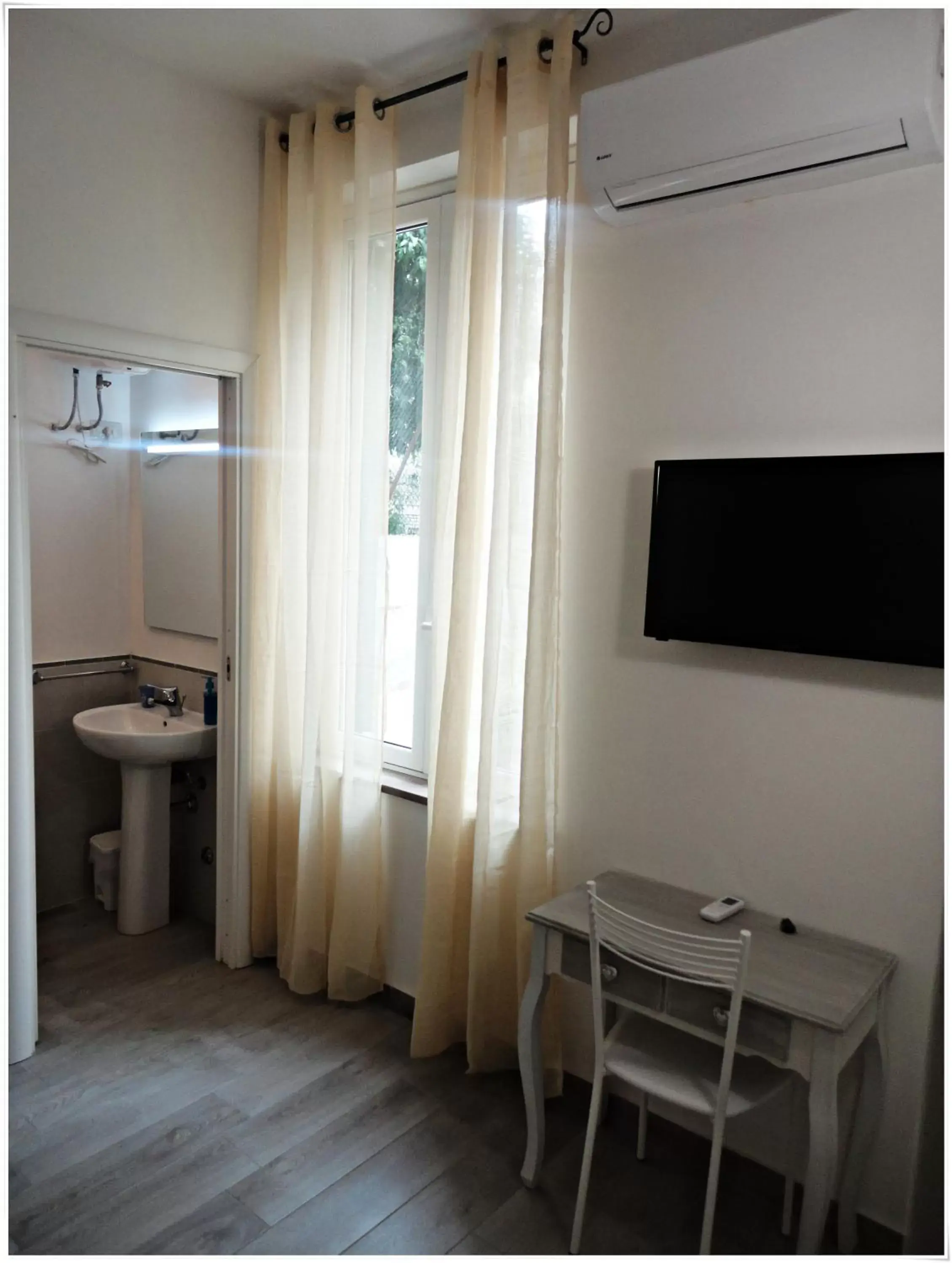 Shower, Dining Area in LunaBlù