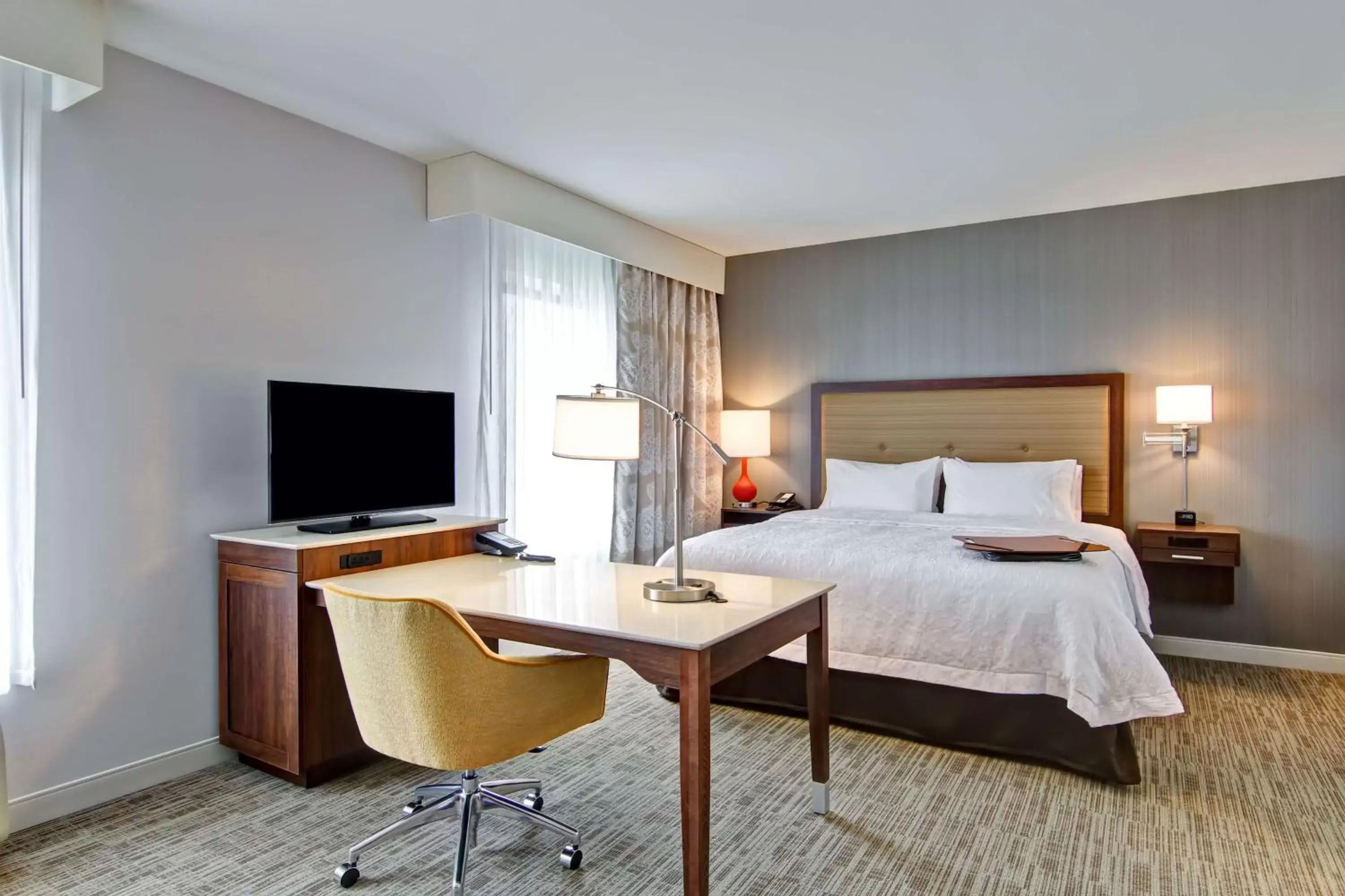 Kitchen or kitchenette, Bed in Hampton Inn & Suites Detroit/Troy