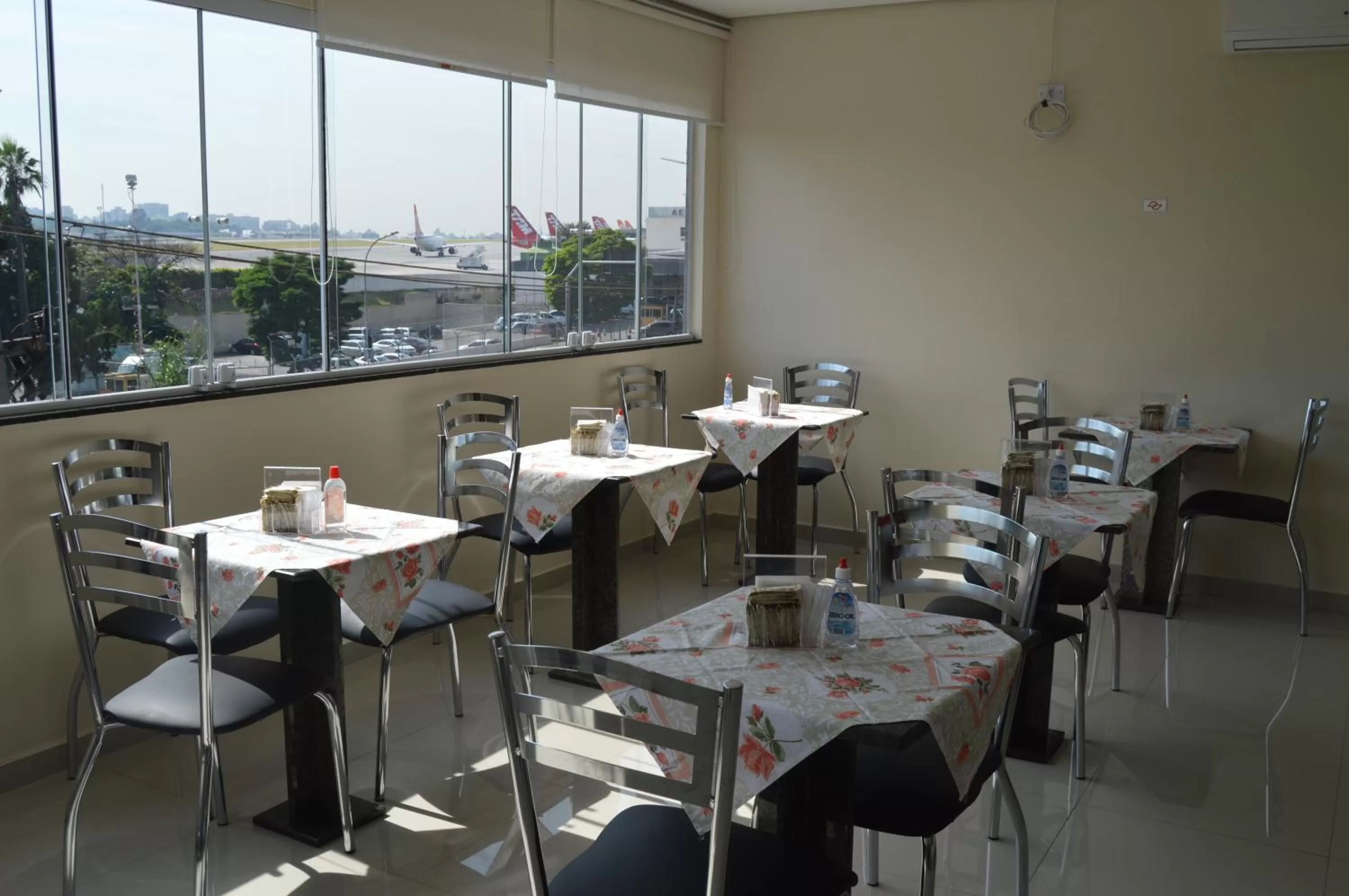 Restaurant/places to eat in Aero Plaza Hotel