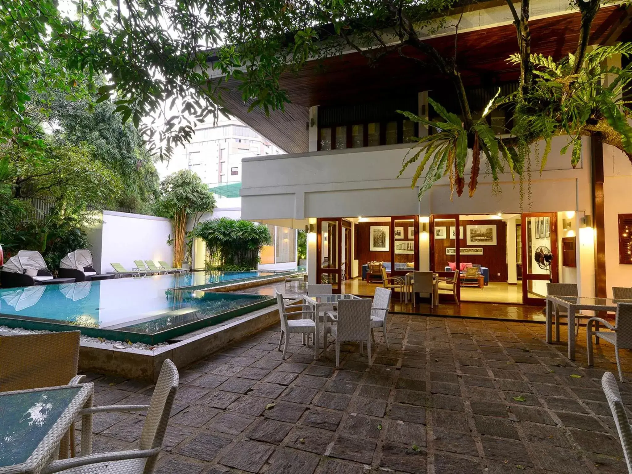 Swimming pool in Colombo Court Hotel & Spa