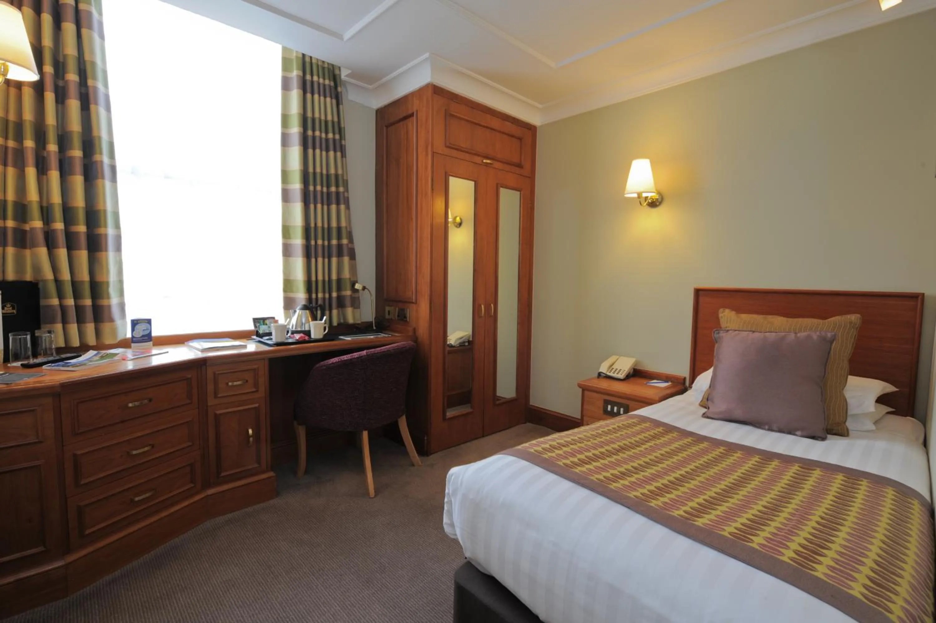 Bed in Best Western Plus Pinewood Manchester Airport-Wilmslow Hotel