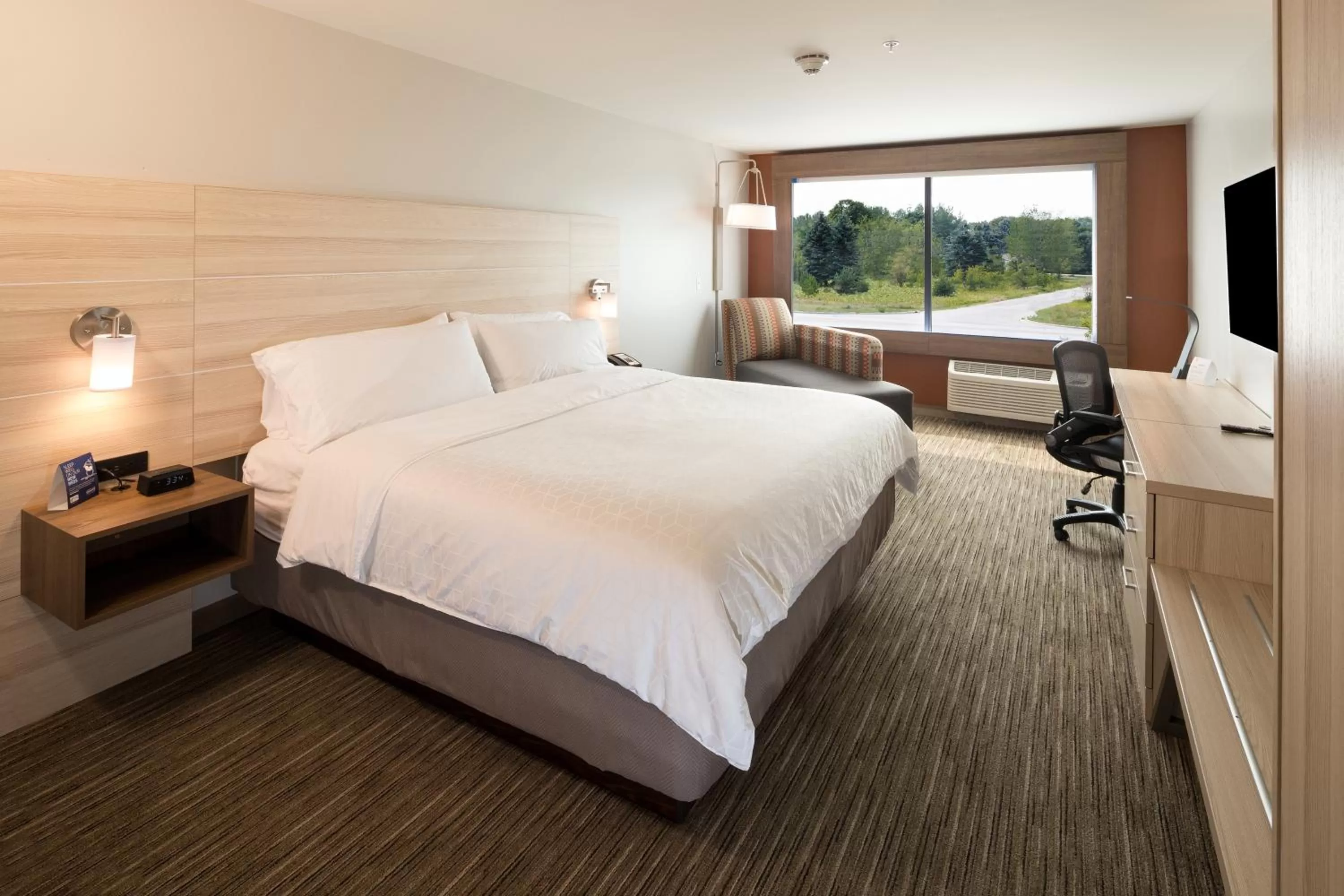 Bed in Holiday Inn Express Hotel & Suites Bay City by IHG