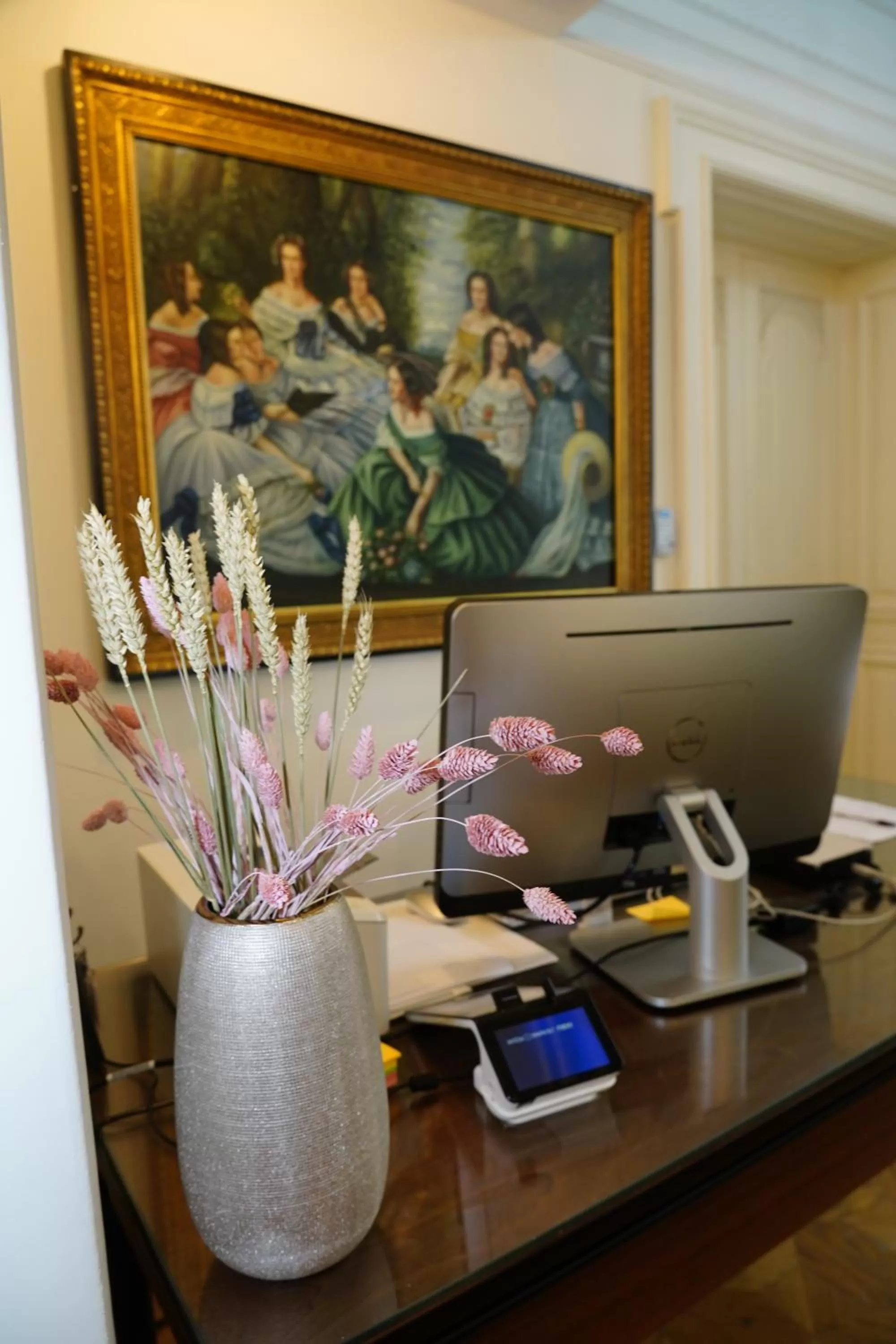 TV/Entertainment Center in Sisuites