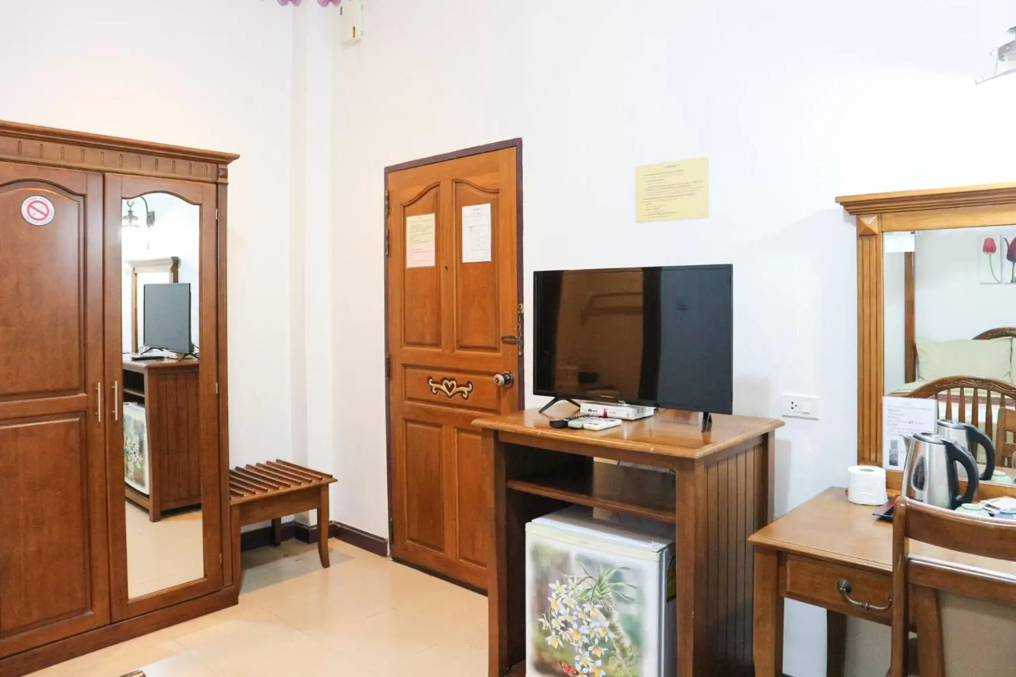 Communal lounge/ TV room, TV/Entertainment Center in Ban Ao Thong