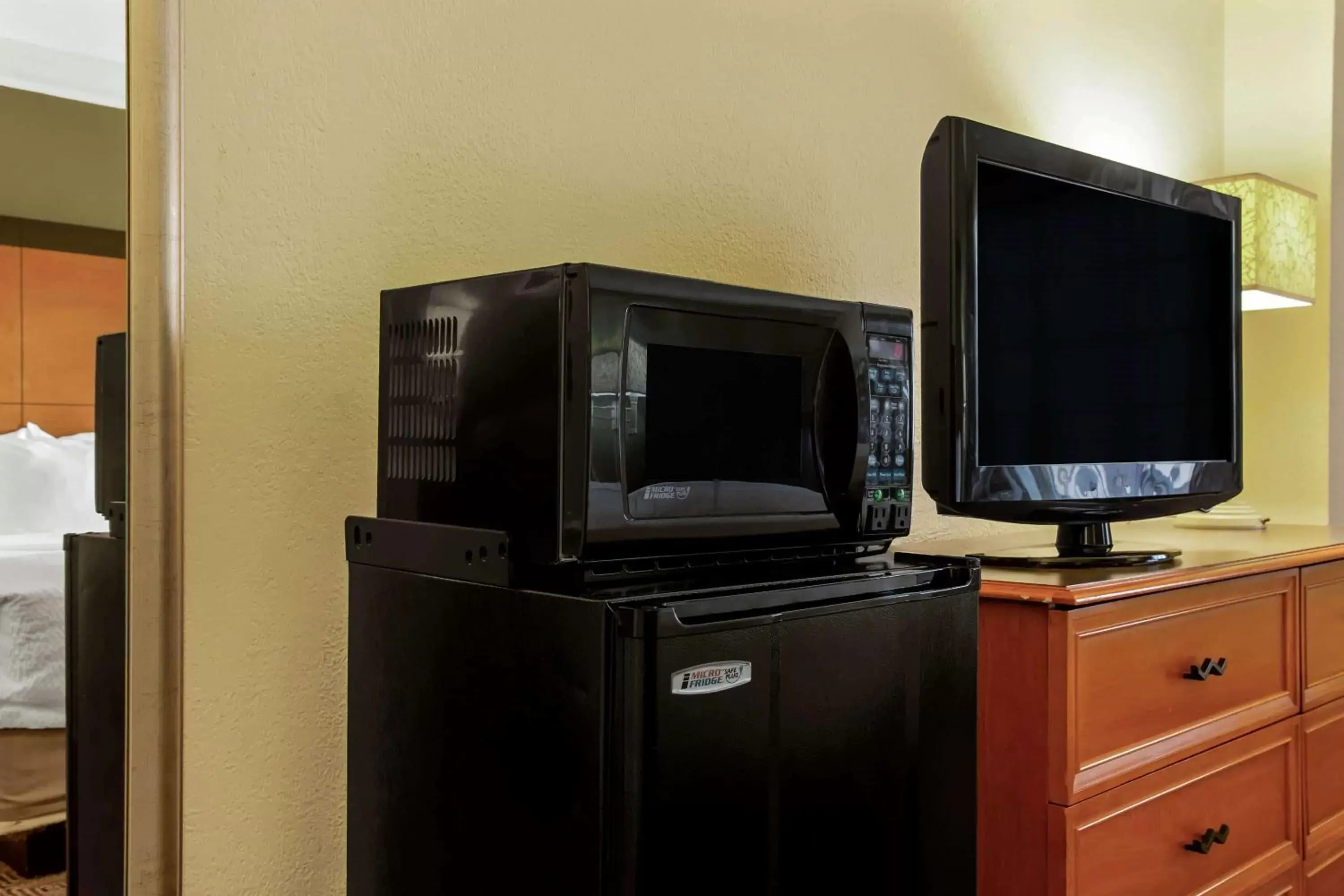 Photo of the whole room, TV/Entertainment Center in La Quinta Inn by Wyndham Killeen - Fort Hood