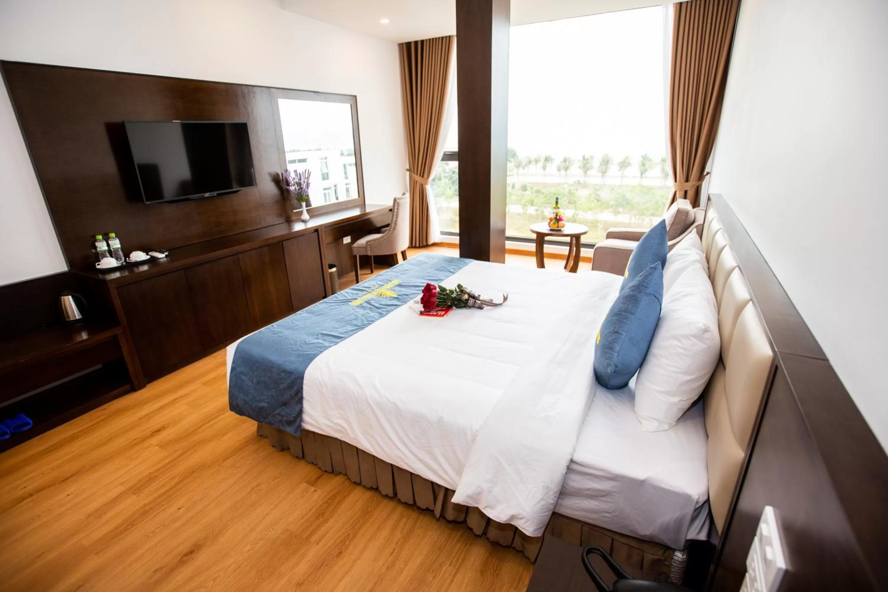 Photo of the whole room, Bed in Golden Palm HaLong Hotel