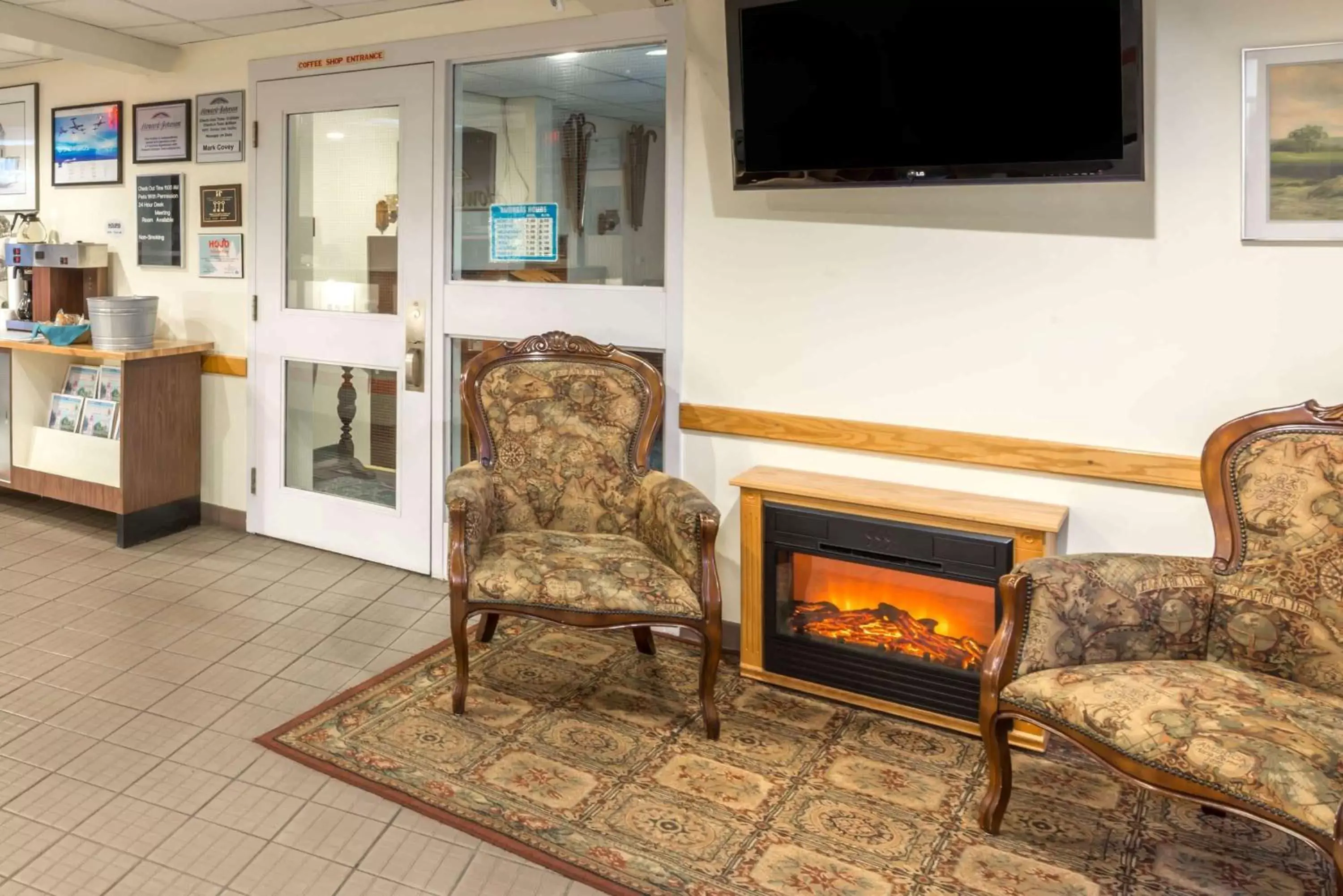 Lobby or reception, Seating Area in Howard Johnson by Wyndham Tillsonburg