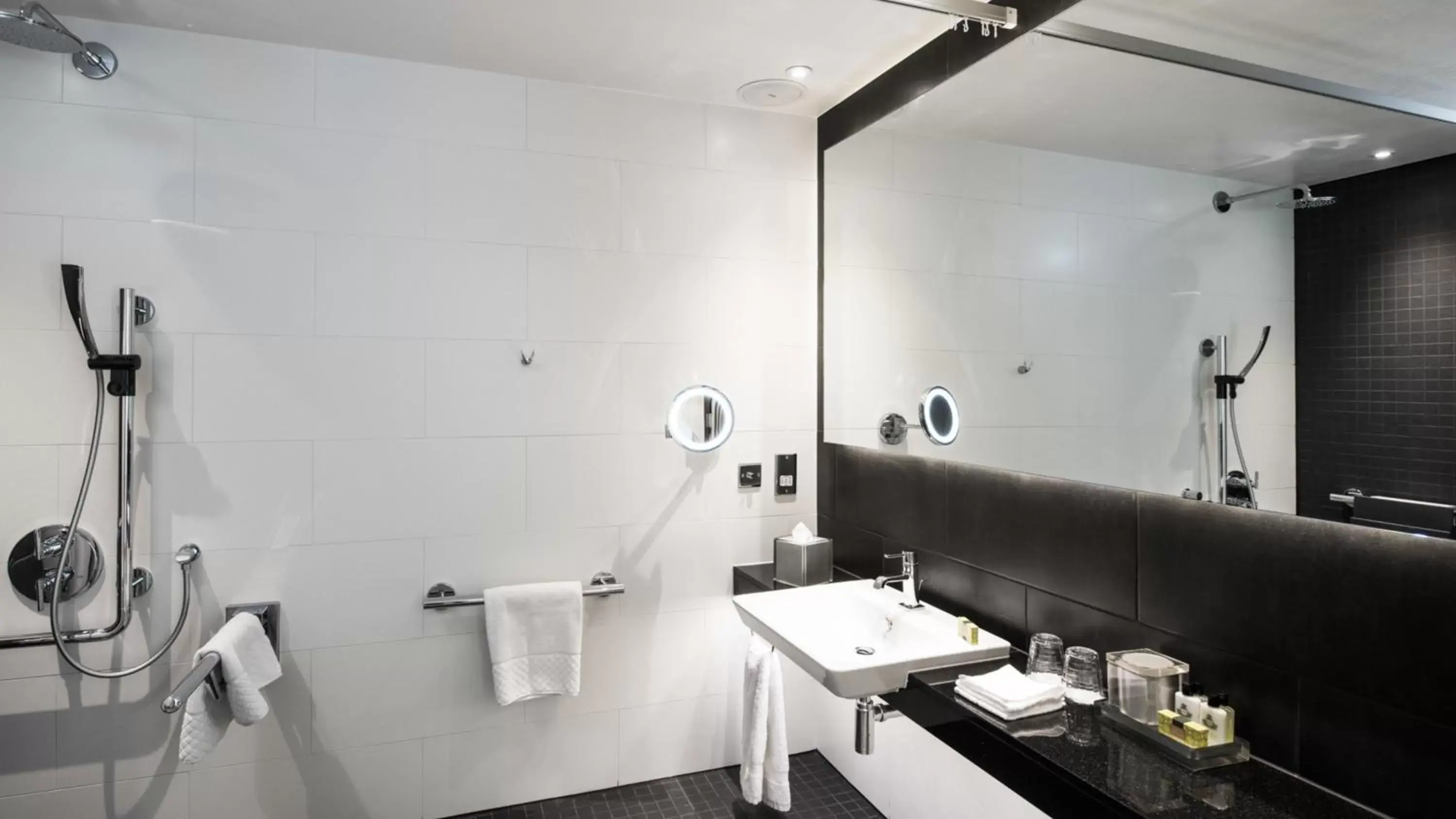 Photo of the whole room, Bathroom in Intercontinental London - The O2, an IHG Hotel