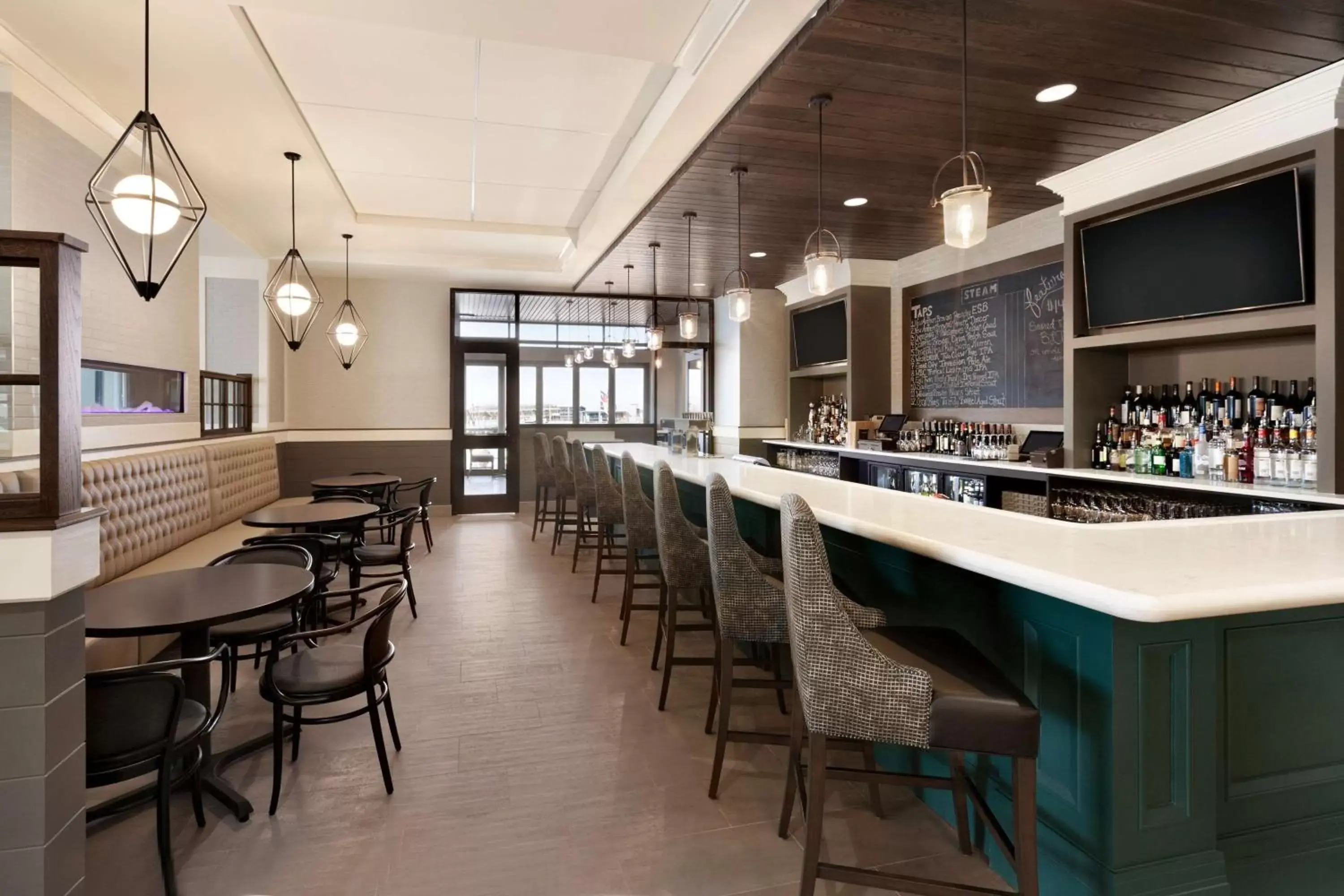 Lounge or bar, Restaurant/Places to Eat in Embassy Suites By Hilton Wilmington Riverfront