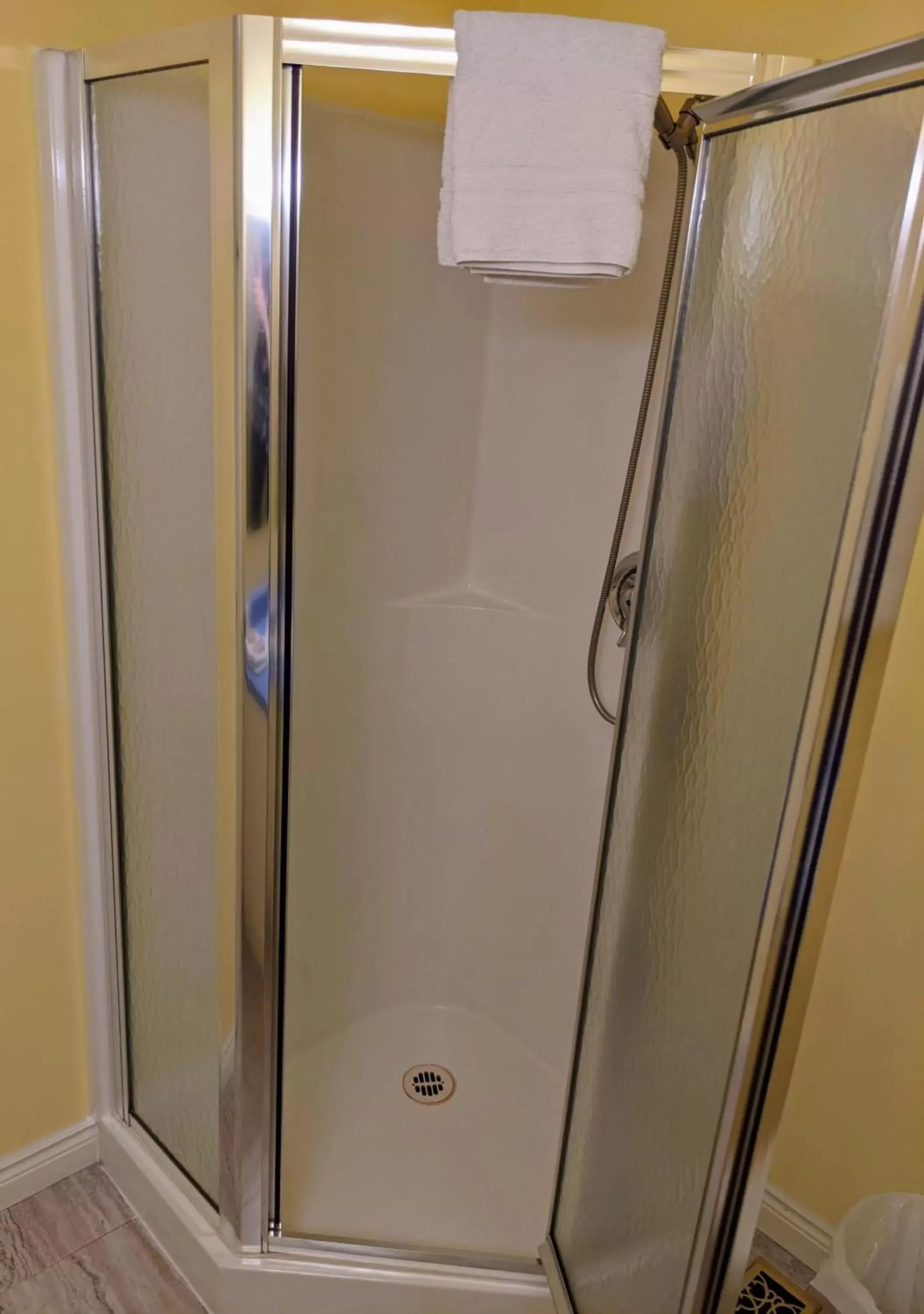 Shower, Bathroom in Courthouse Inn Revelstoke