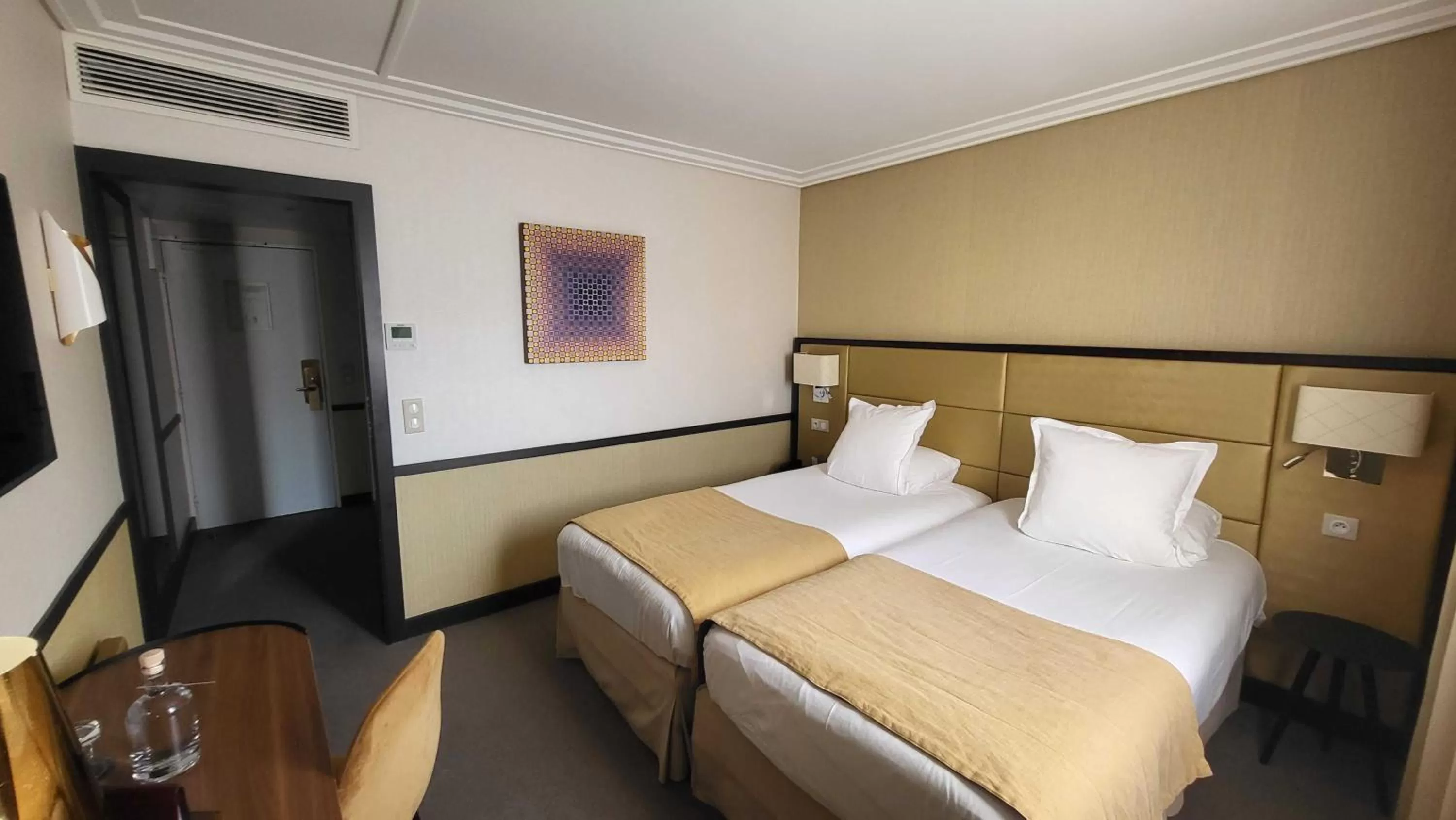 Bed in Hôtel Paris Neuilly