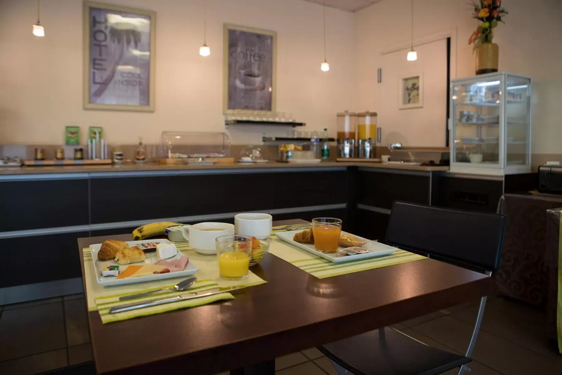 Breakfast, Restaurant/Places to Eat in The Originals Boutique, Actuel Hôtel, Saint-Etienne Aéroport