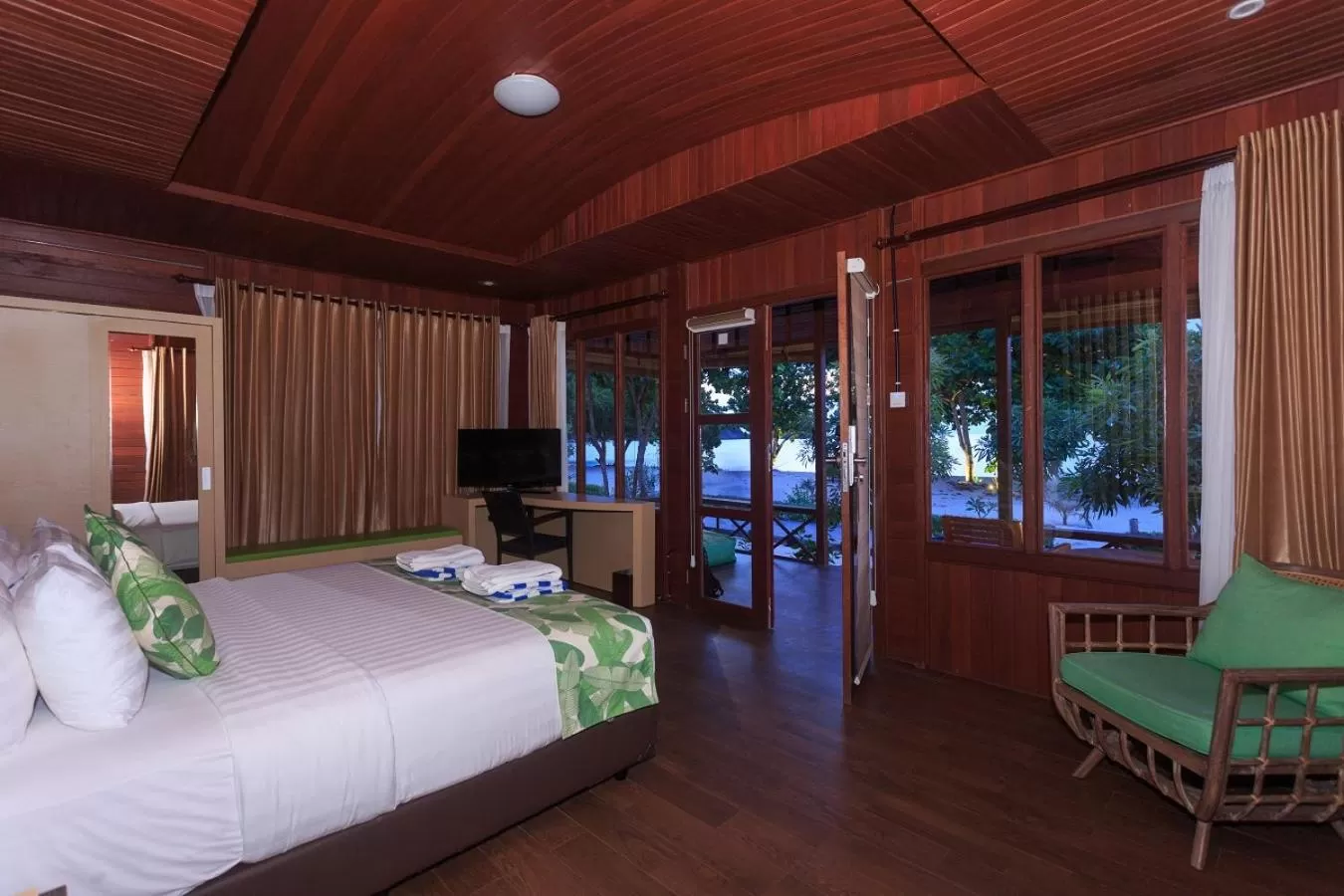 Photo of the whole room, Bed in Sylvia Beach Villa
