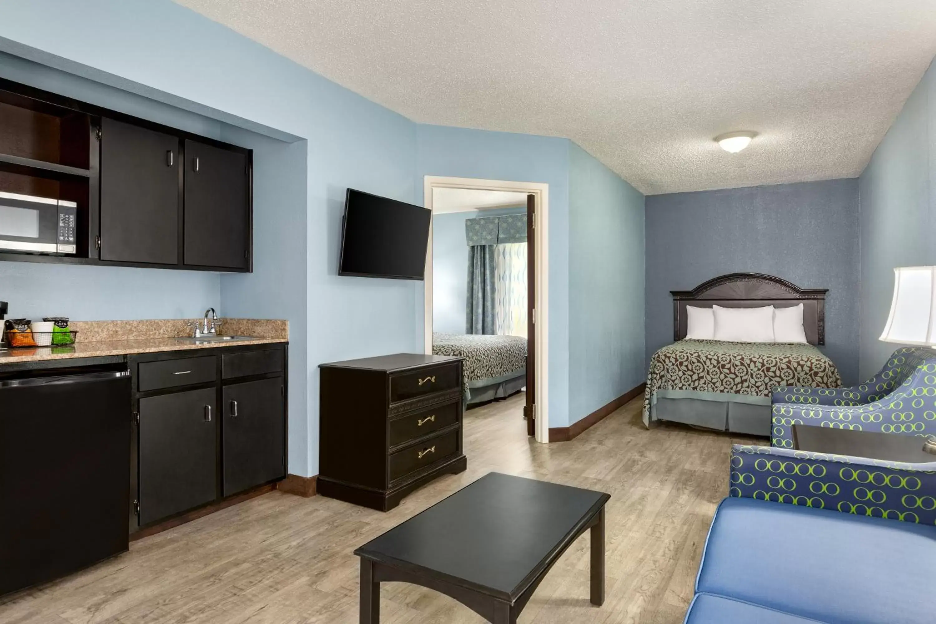 Bed, Kitchen/Kitchenette in Days Inn by Wyndham Weldon Roanoke Rapids