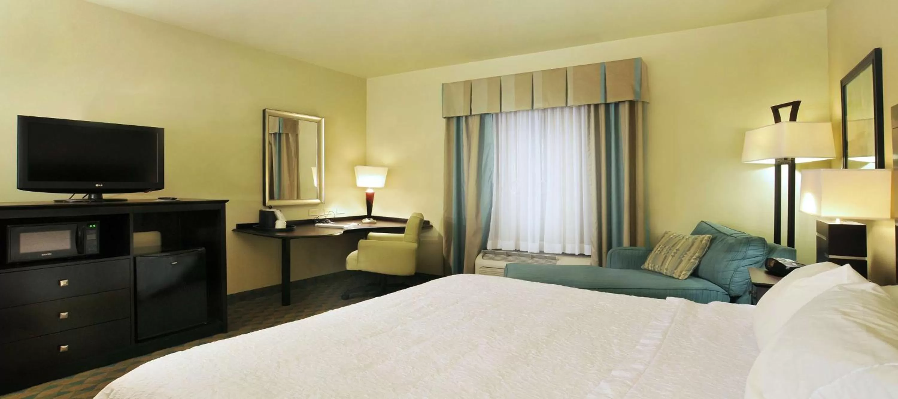 Bed in Hampton Inn Gadsden/Attalla Interstate 59