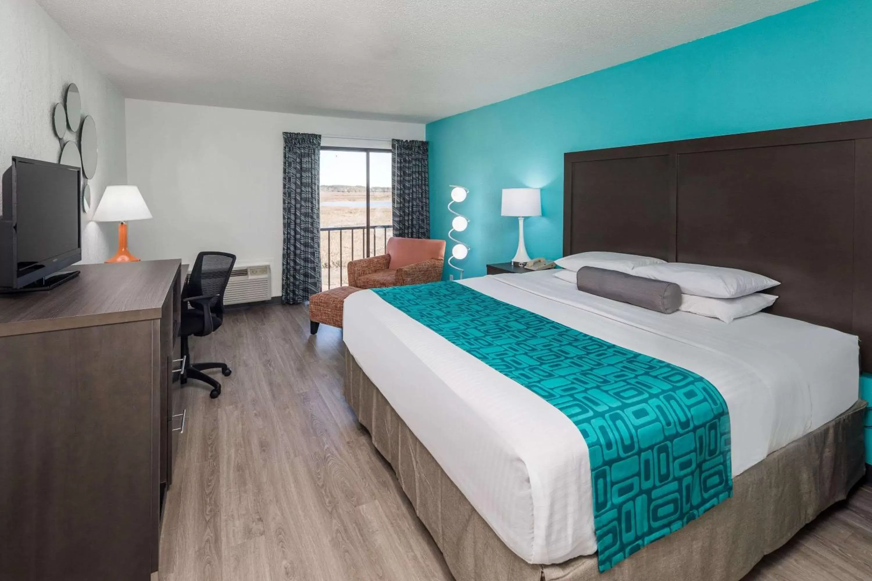 Photo of the whole room, Bed in Howard Johnson by Wyndham Beaufort/Parris Island Photo of the whole room, Bed in Howard Johnson by Wyndham Beaufort/Parris Island