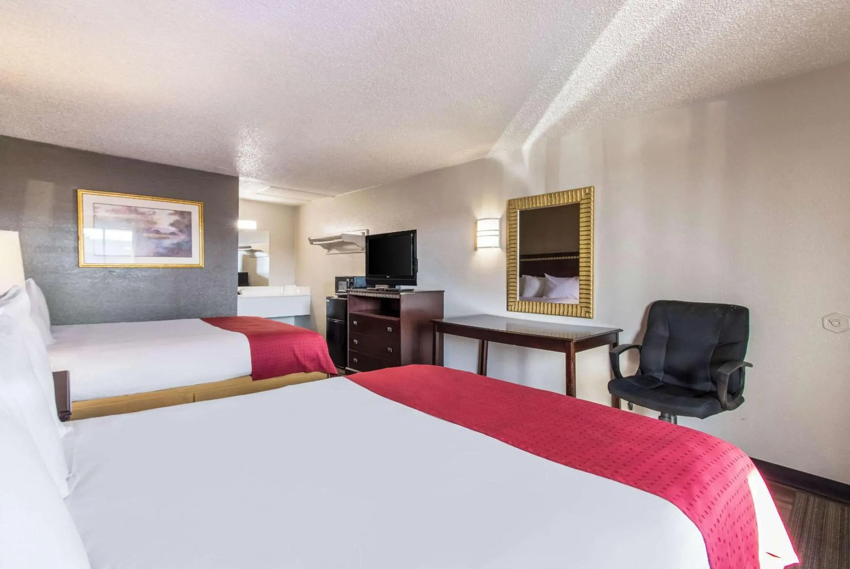 Photo of the whole room, Bed in Rodeway Inn Near Hall of Fame