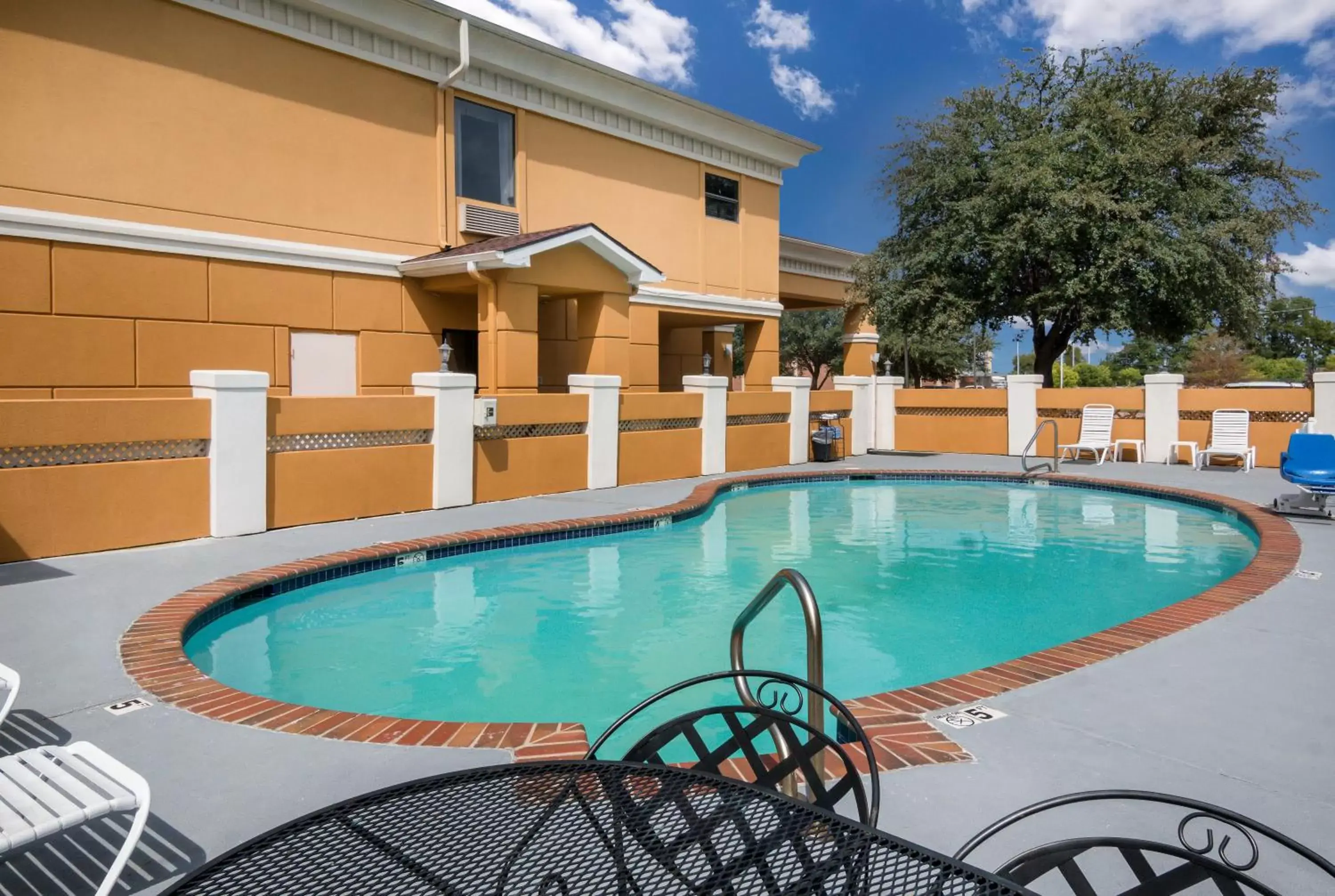 Swimming pool, Property Building in Quality Inn & Suites Granbury