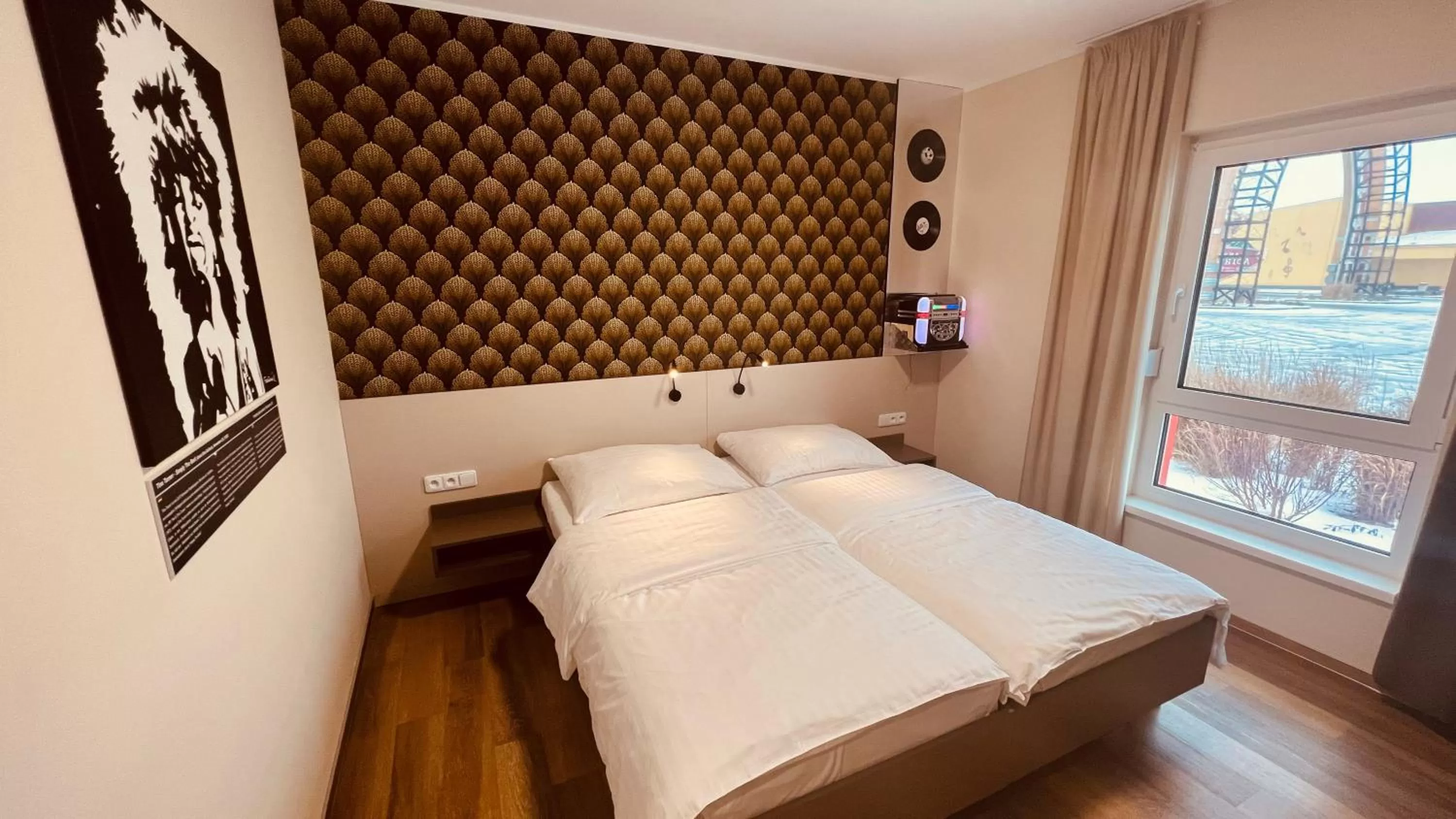 Bed in Jukebox Hotel