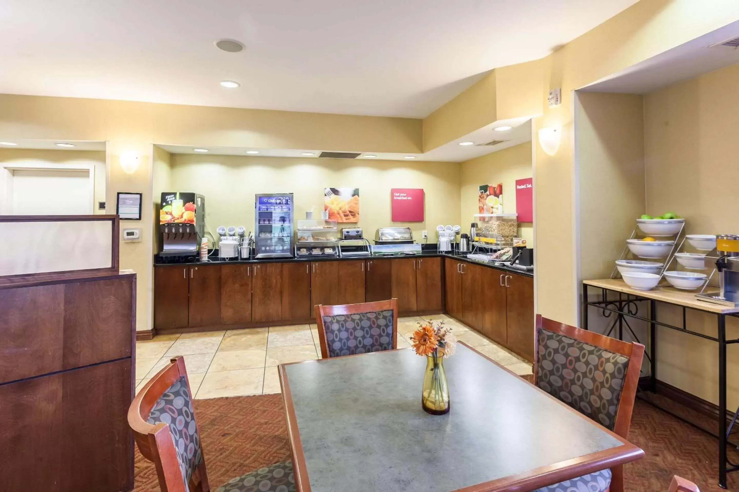 Restaurant/Places to Eat in Comfort Suites Lincoln East