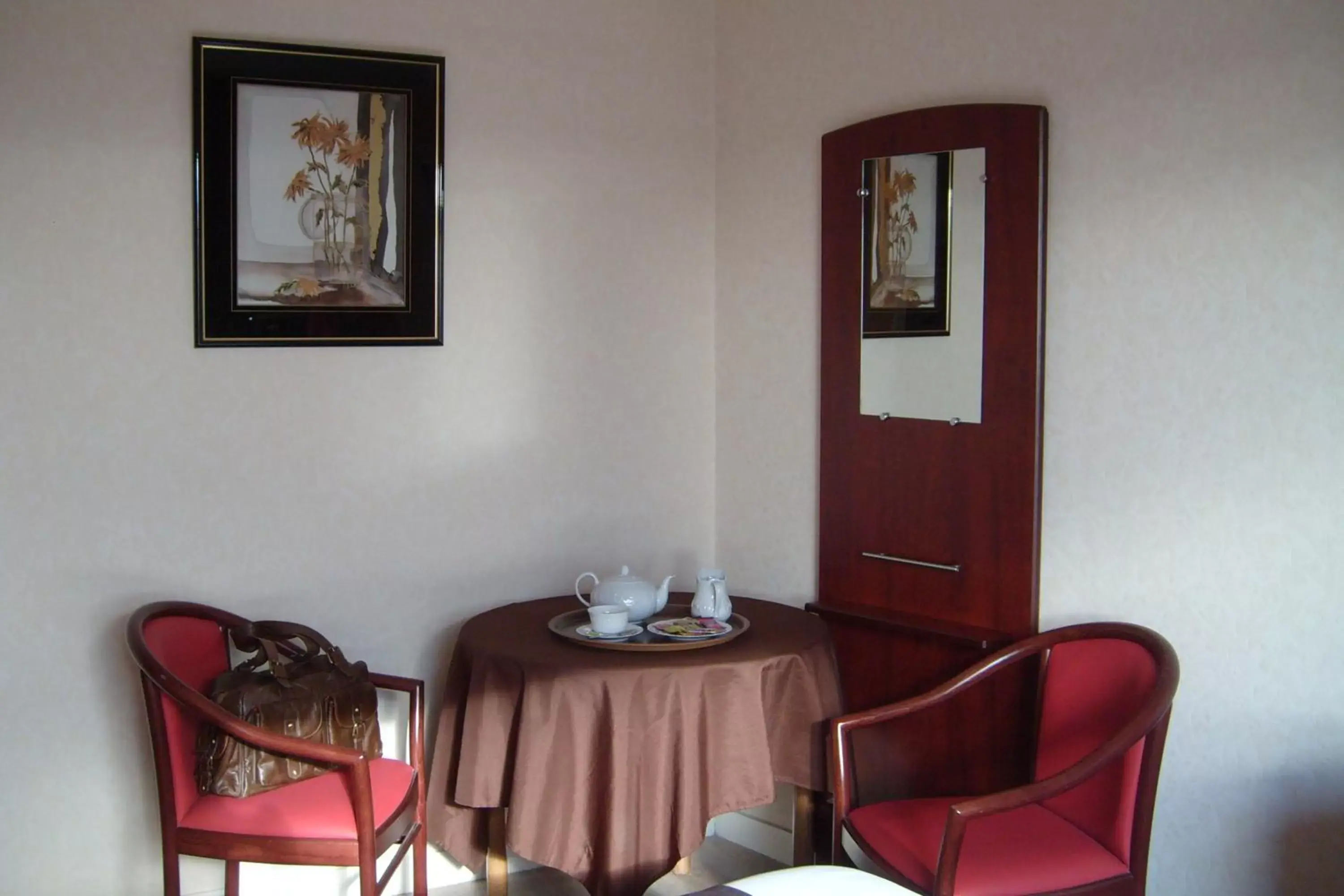 Seating area in Cit'Hotel Saint Jacques