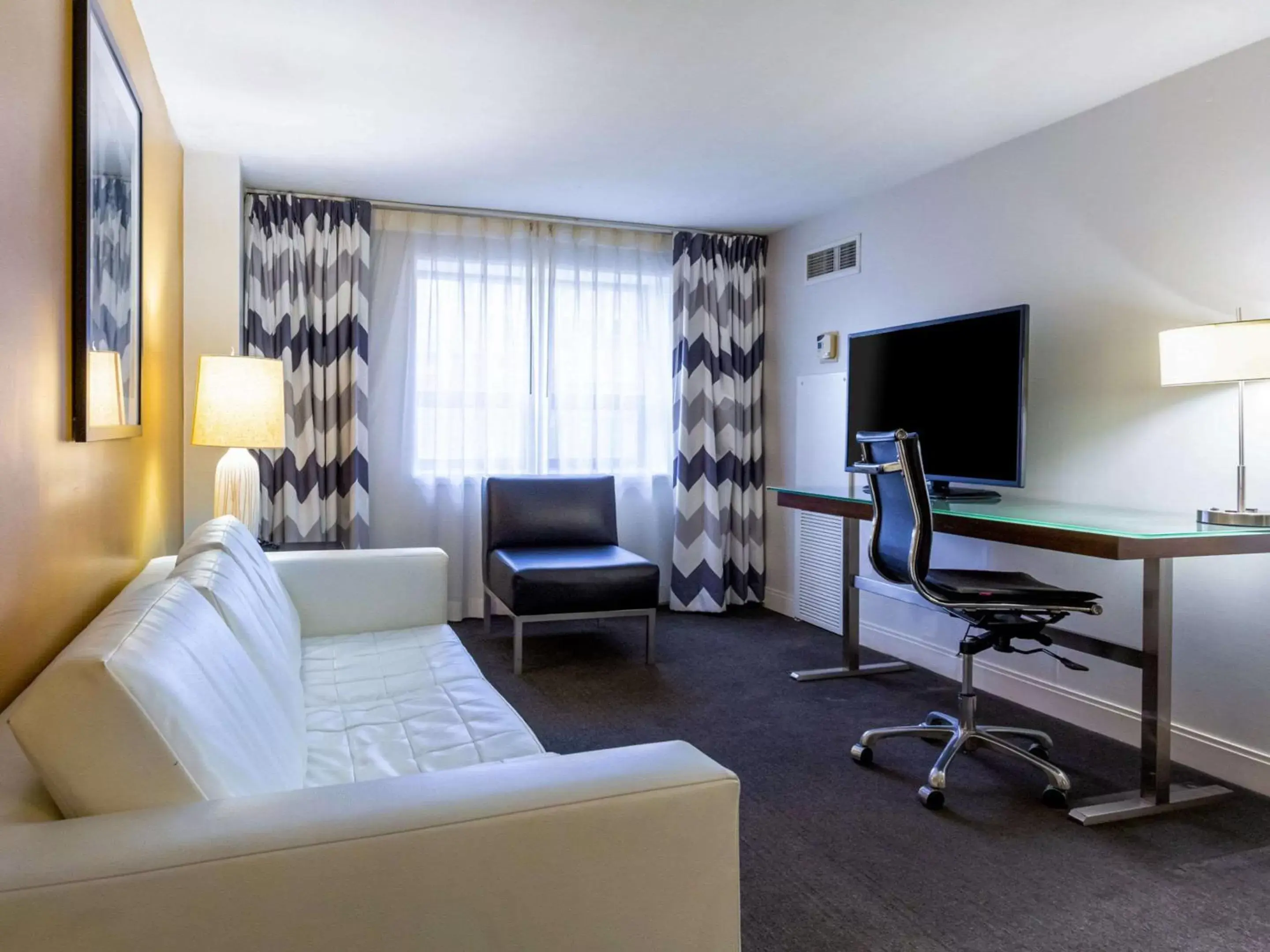 Photo of the whole room, Seating Area in Comfort Inn & Suites Baltimore Inner Harbor