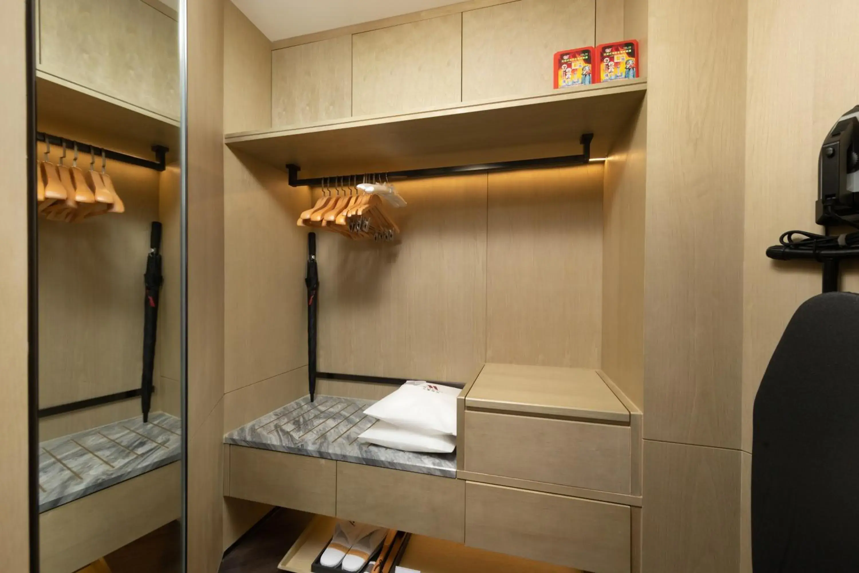 wardrobe, Bathroom in Zhuhai Marriott Hotel Jinwan