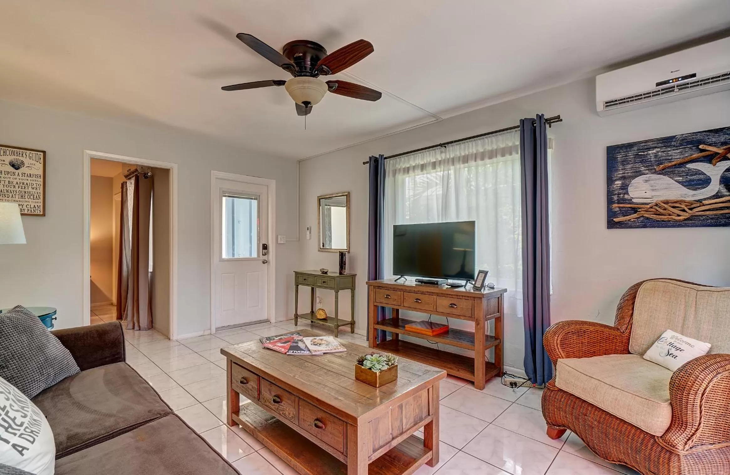 TV and multimedia in 4145 By The Sea Inn & Suites