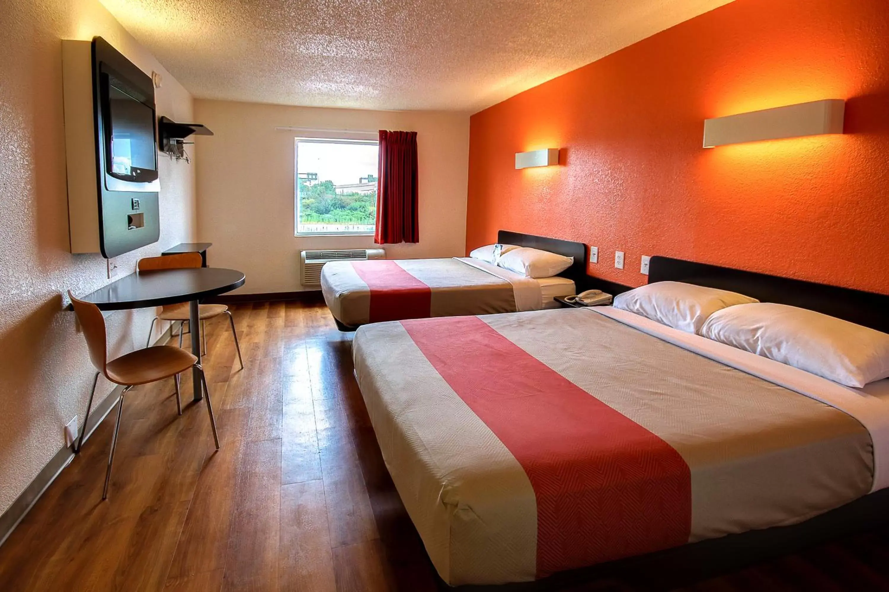 Bedroom in Motel 6-King Of Prussia, PA - Philadelphia