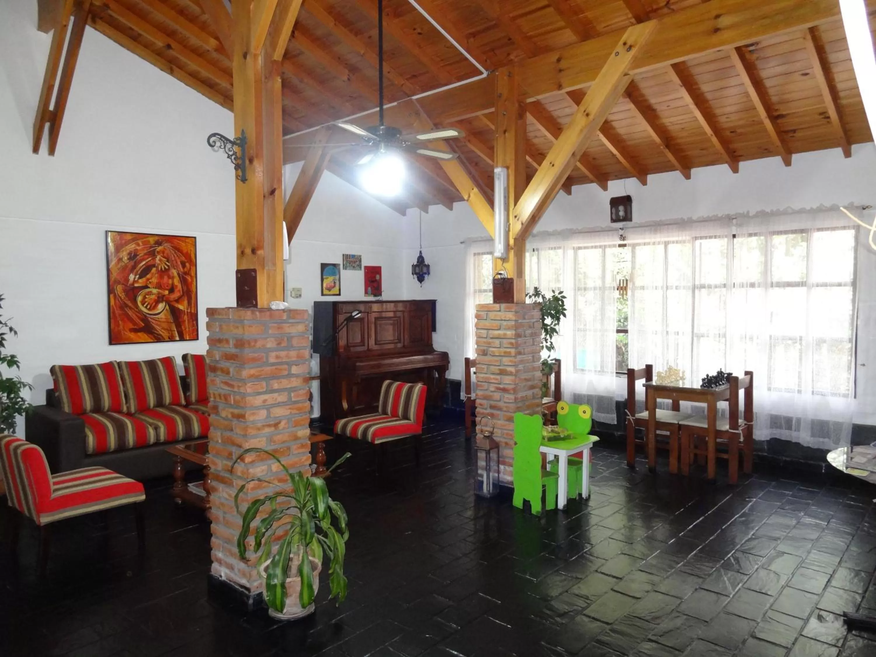 Communal lounge/ TV room in Hostería Lida