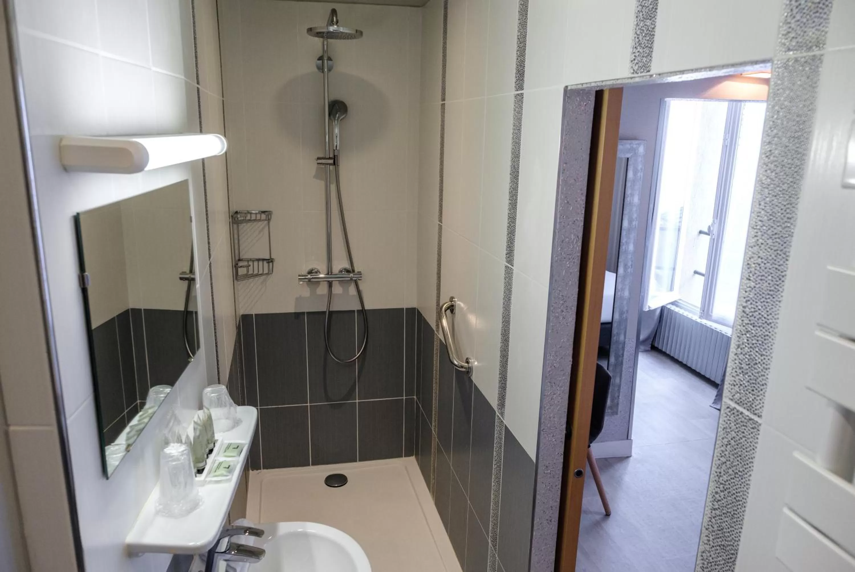 Bathroom in HOTEL DE PARIS MONTPARNASSE