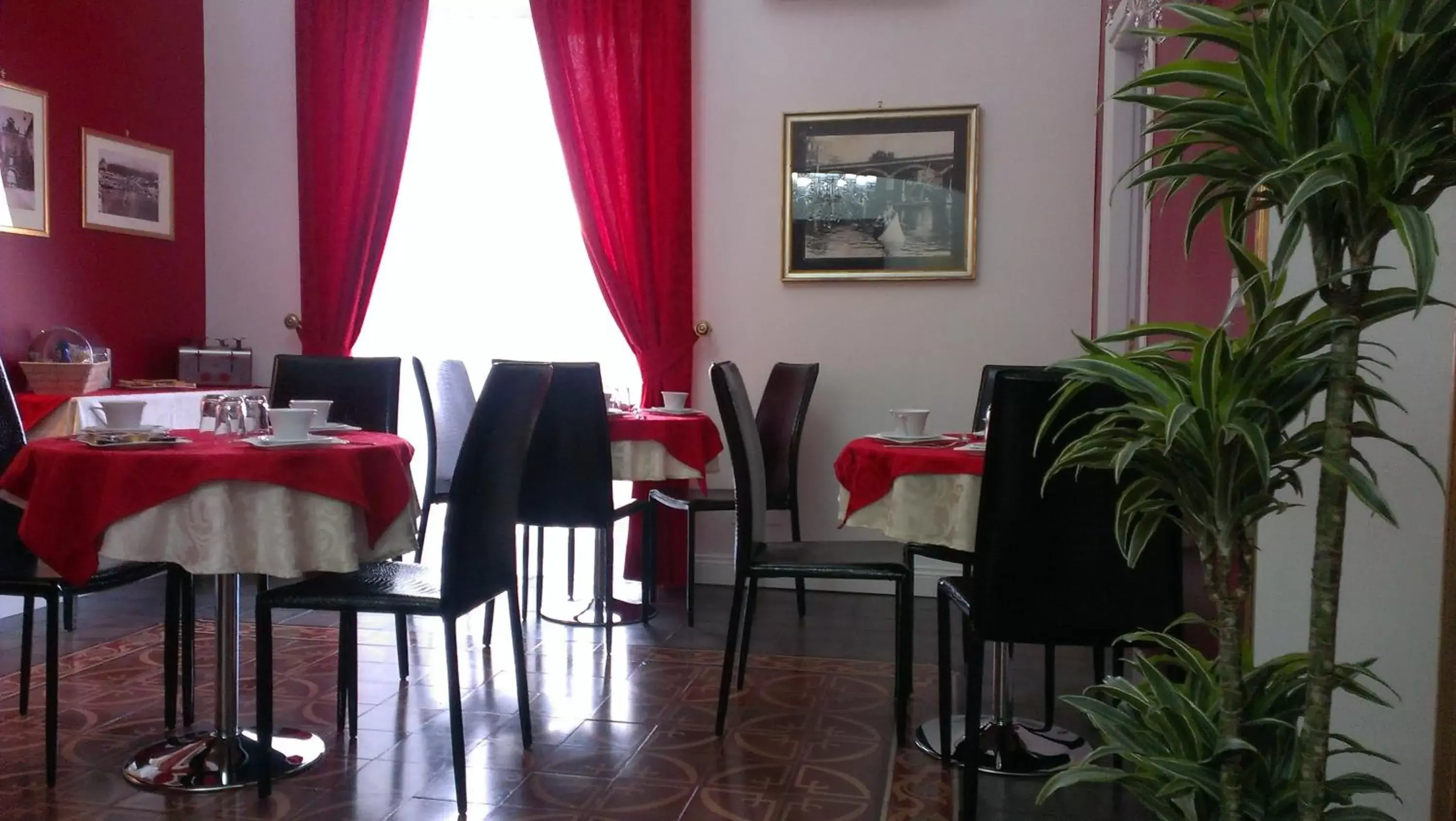 Restaurant/Places to Eat in Duca di Uzeda Bed & Breakfast Luxury and Style