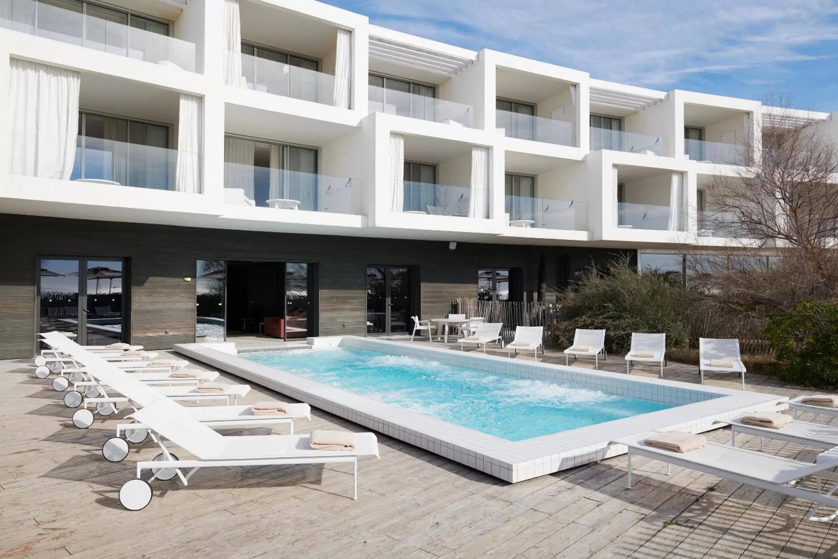 Swimming pool, Property Building in Hôtel Plage Palace & Spa