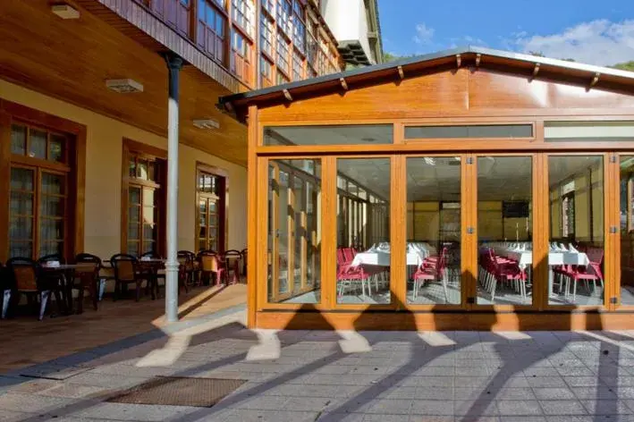 Property building in Hotel Restaurante La Casilla
