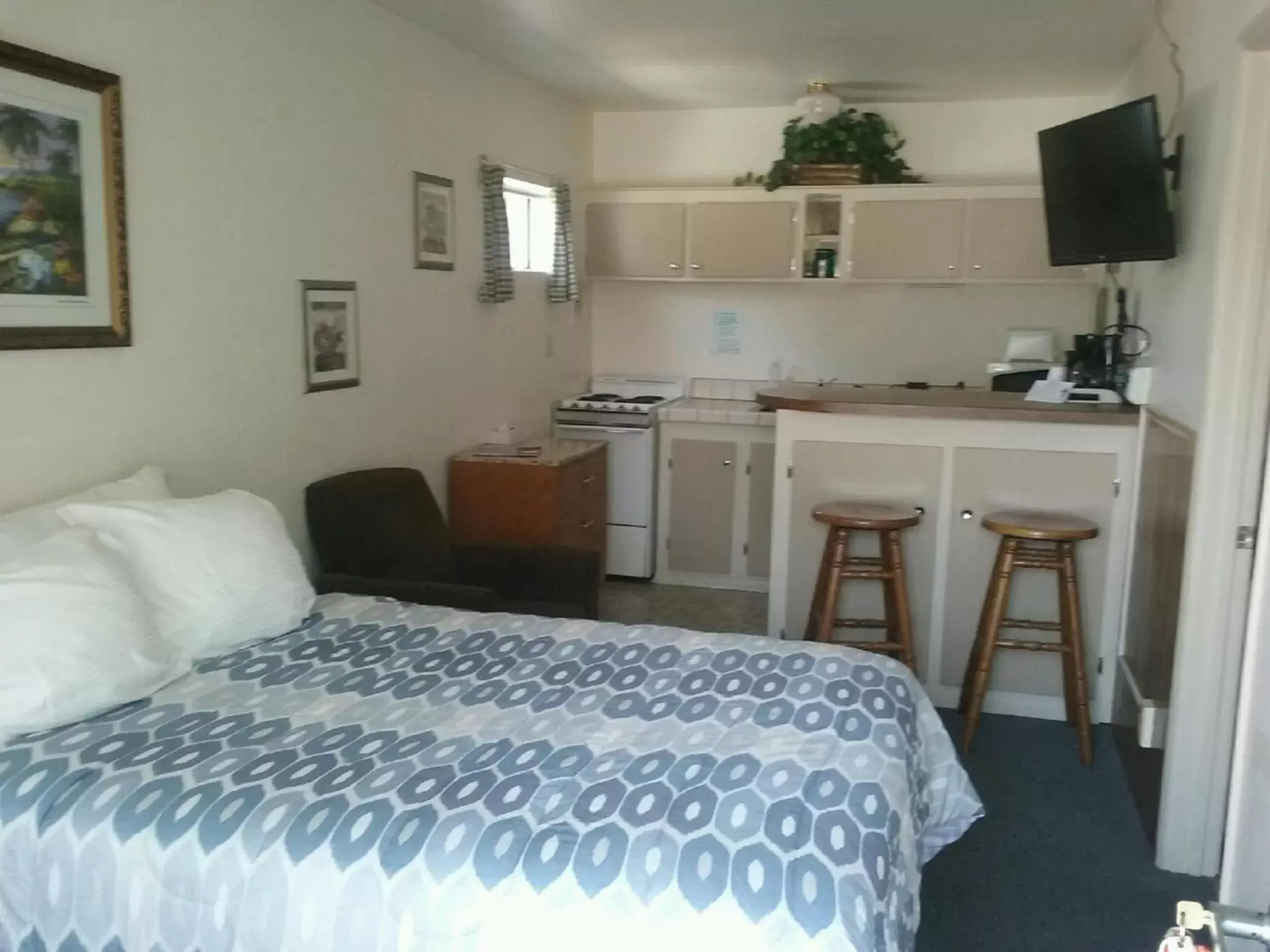 Photo of the whole room, Bed in Bishop Village Motel