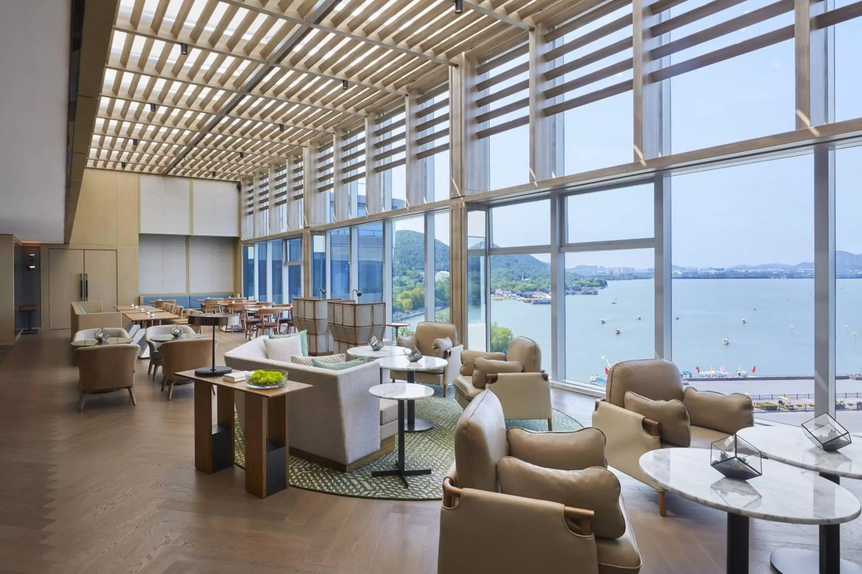 Lounge or bar in Xuzhou Marriott Hotel Lakeview