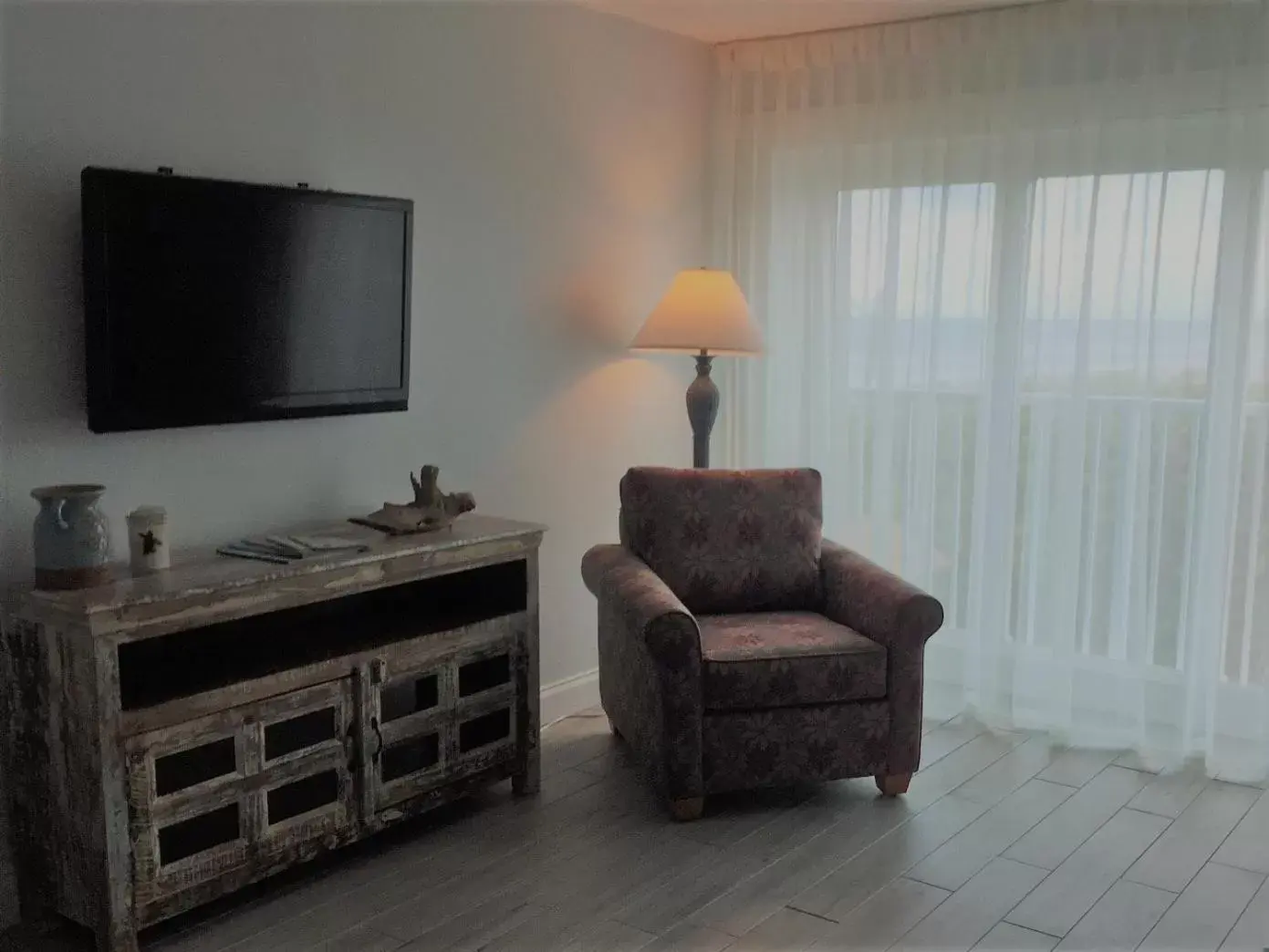 Living room, TV/Entertainment Center in Tuckaway Shores Resort