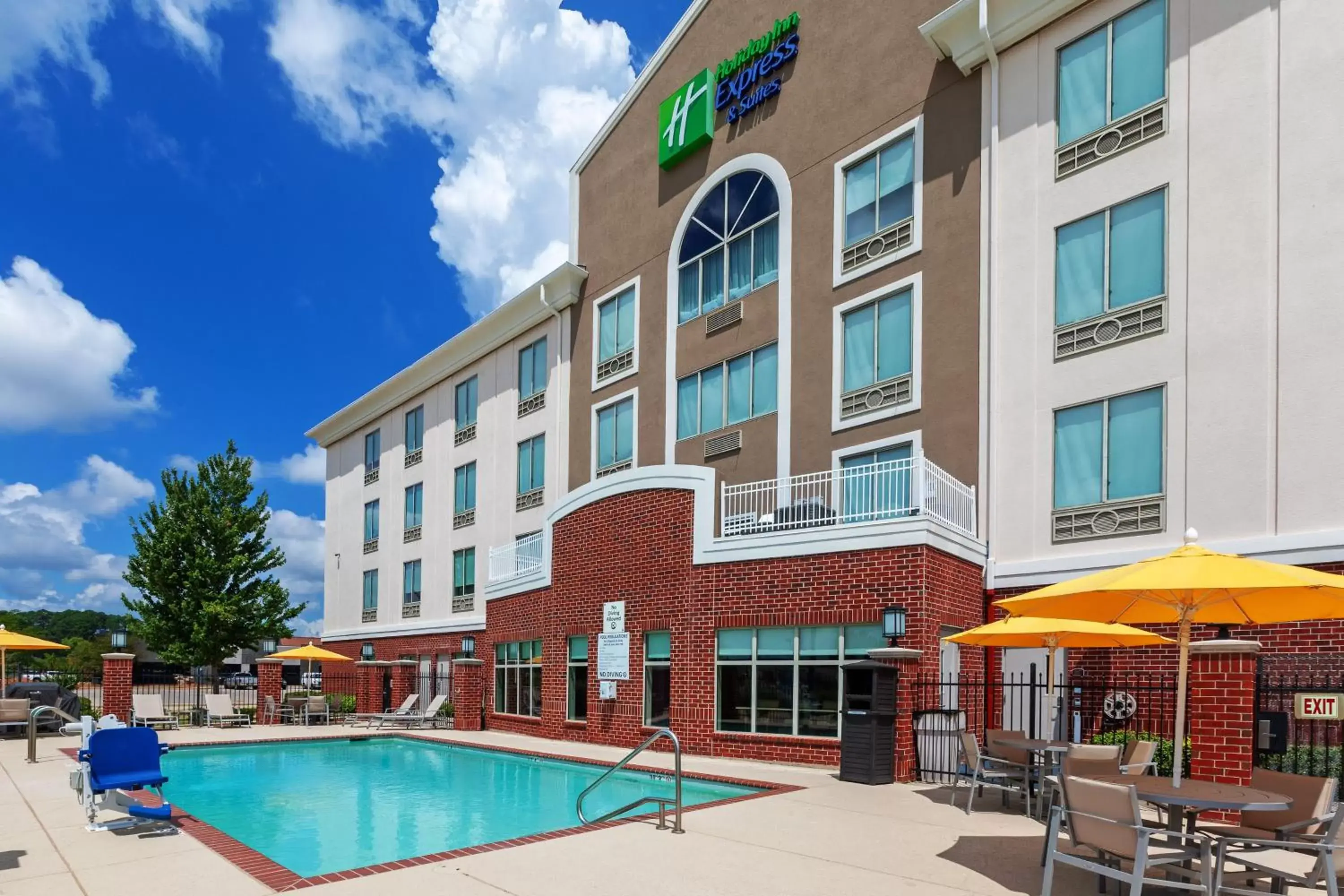 Swimming pool, Property Building in Holiday Inn Express Hotel and Suites Shreveport South Park Plaza, an IHG Hotel