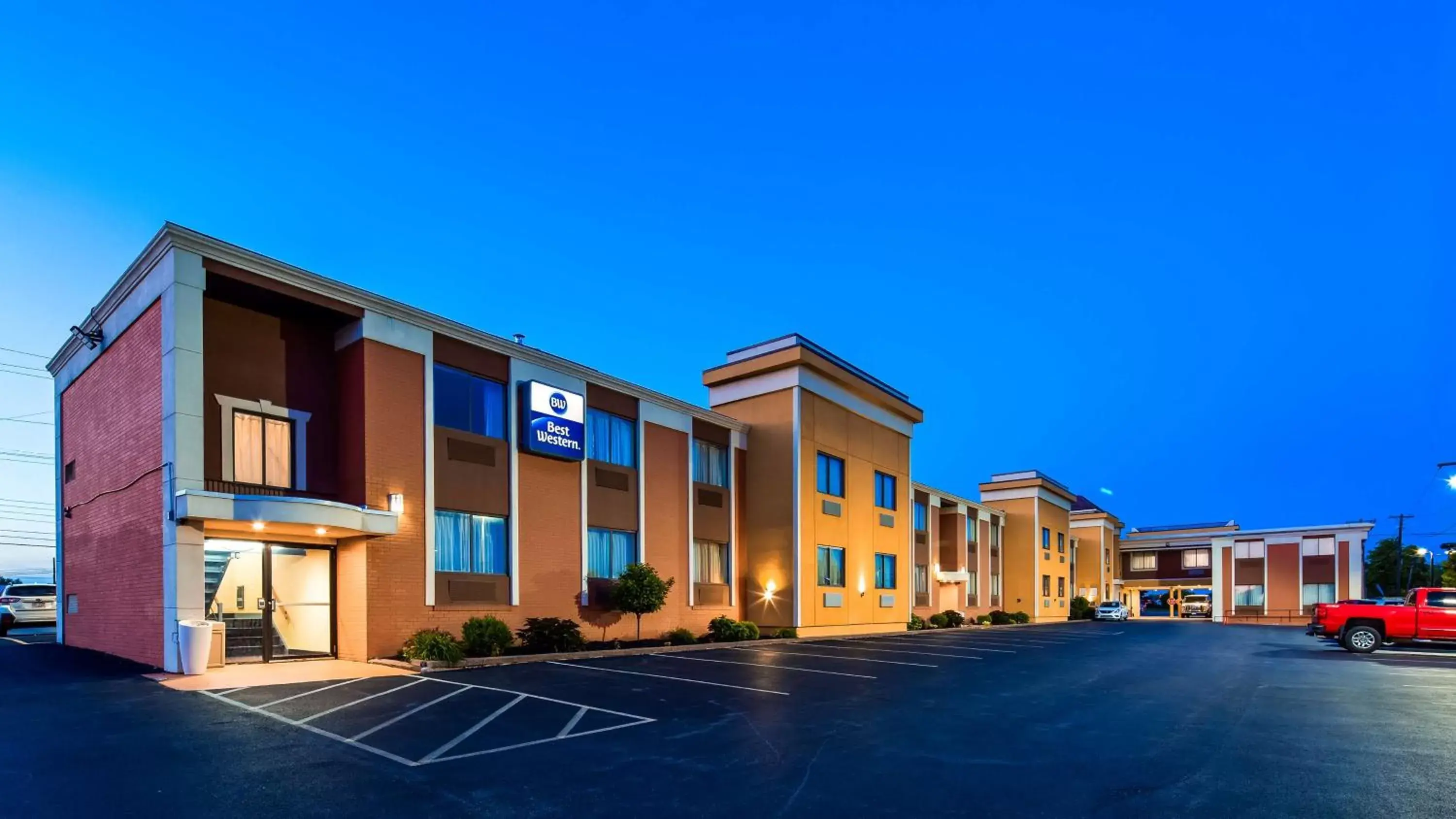 Property Building in Best Western Inn at the Rochester Airport