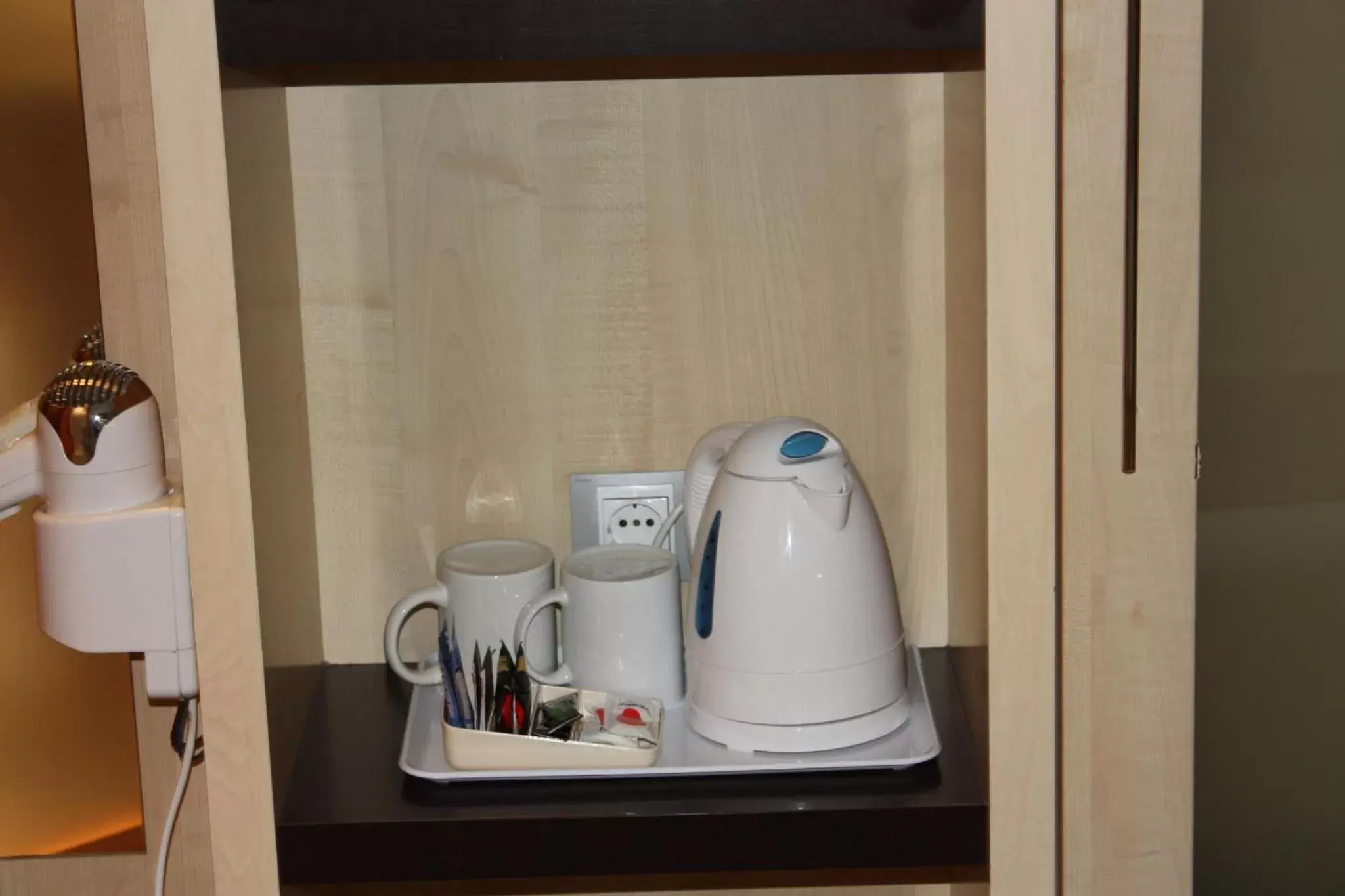 Photo of the whole room, Coffee/Tea Facilities in Holiday Inn Express Molins de Rei